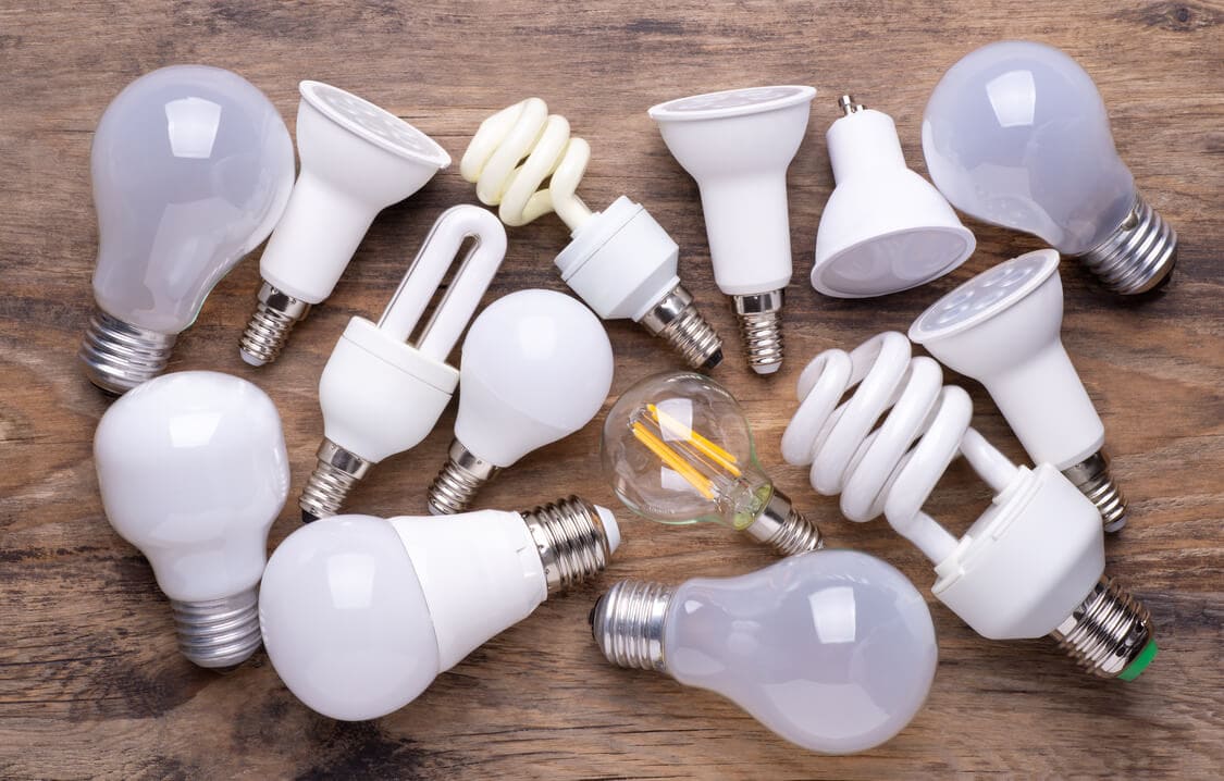 Różne rodzaje żarówek energooszczędnych LED i świetlówek CFL.