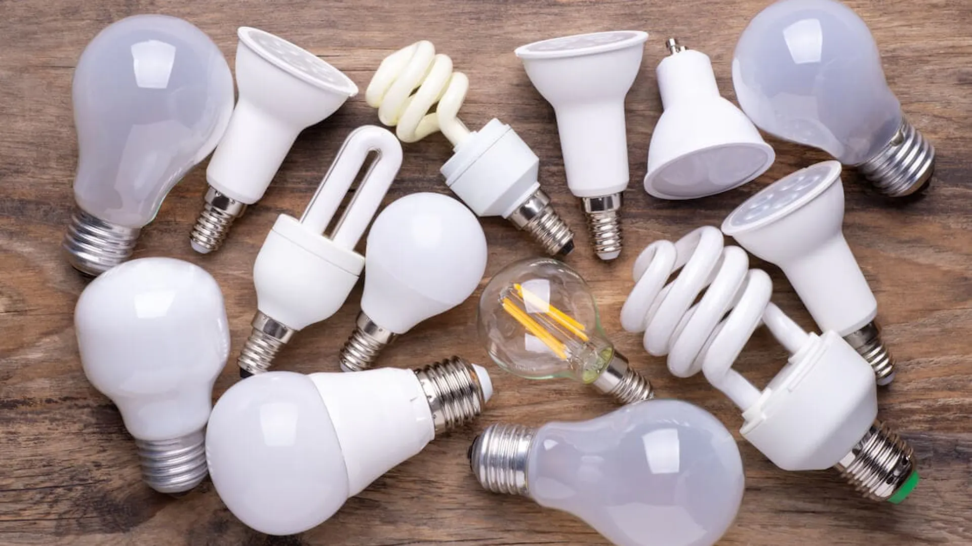 Różne rodzaje żarówek energooszczędnych LED i świetlówek CFL.