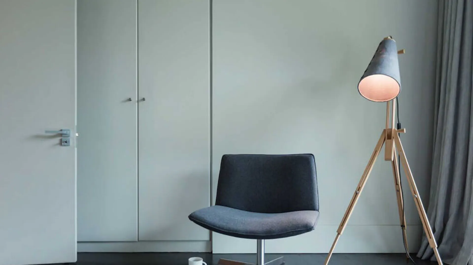 Lampa stojąca zdobi sypialnię lub biuro.