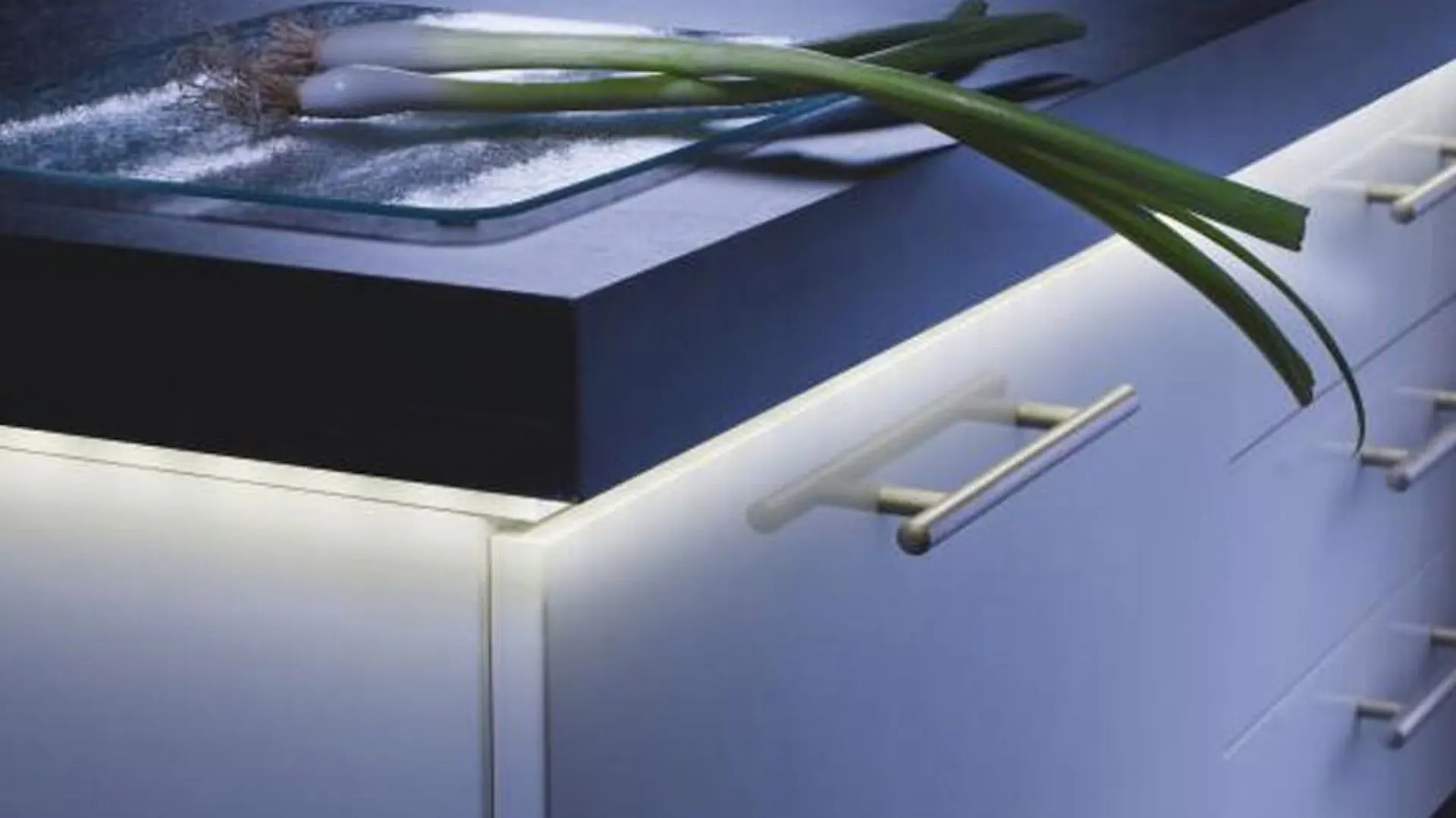 Oświetlenie LED pod szafką w kuchni jest ozdobą i ułatwia gotowanie.
