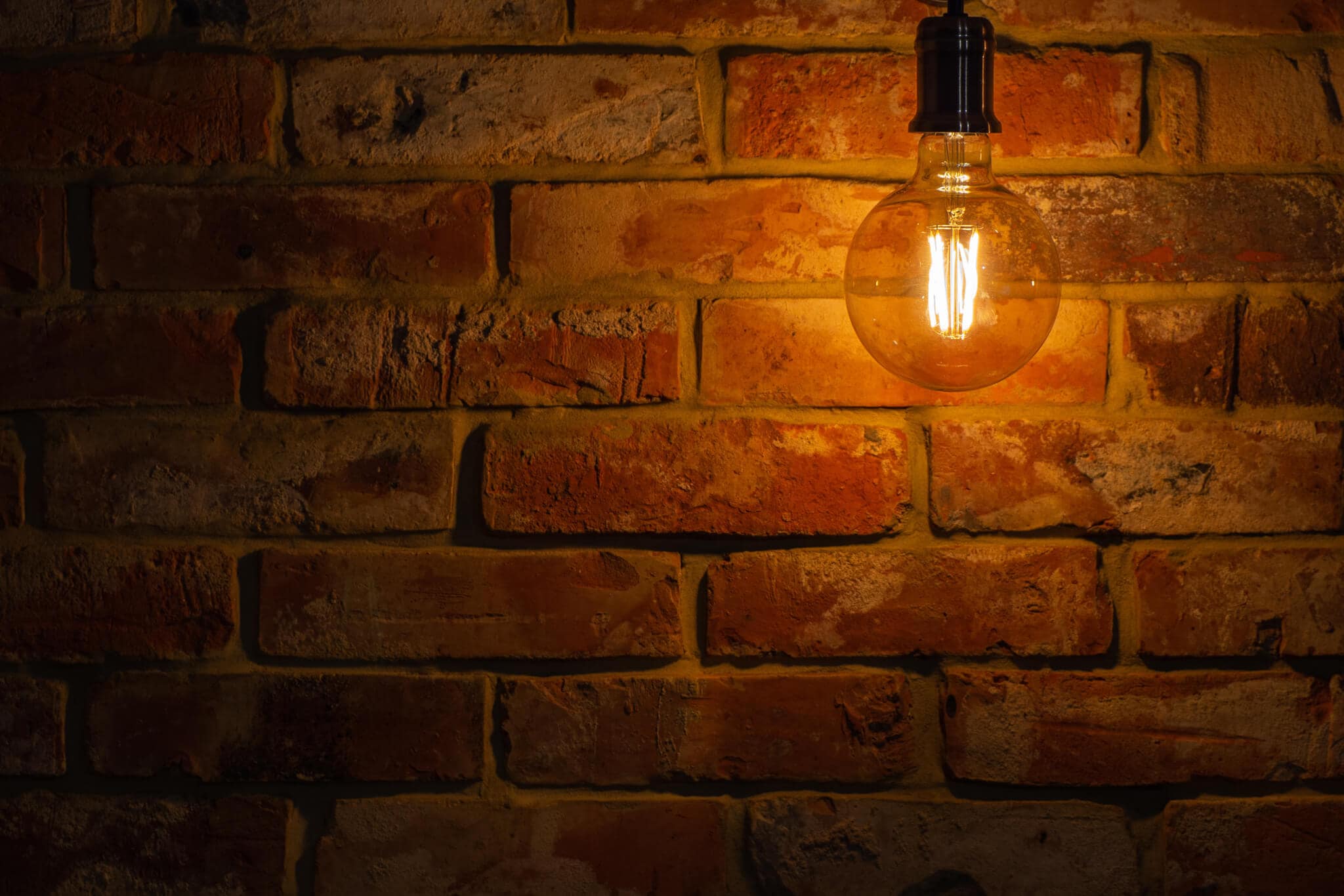 Lampa naścienna daje ciepłe, delikatne oświetlenie.