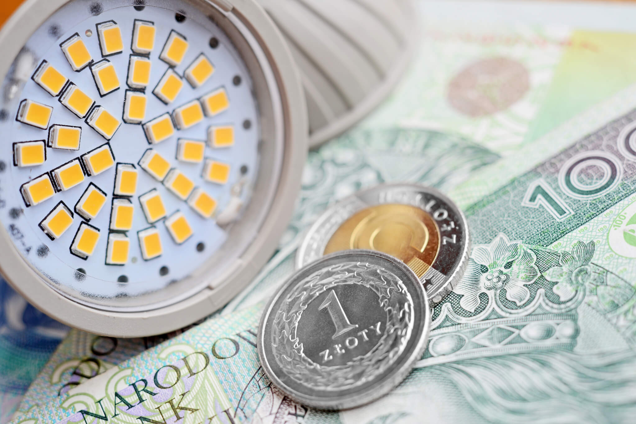 Żarówka energooszczędna pomoże zaoszczędzić energię i pieniądze. 
