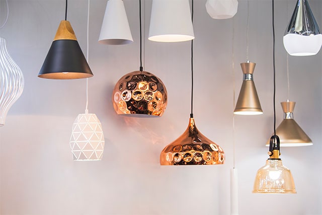 Różne lampy wiszące w nowoczesnym stylu. Złote, czarne, białe.
