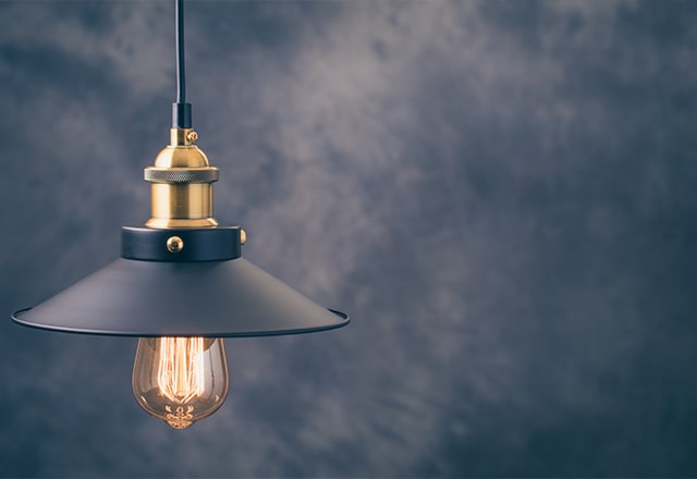 Metalowa lampa w stylu loft jest idealna do eleganckiego gabinetu.