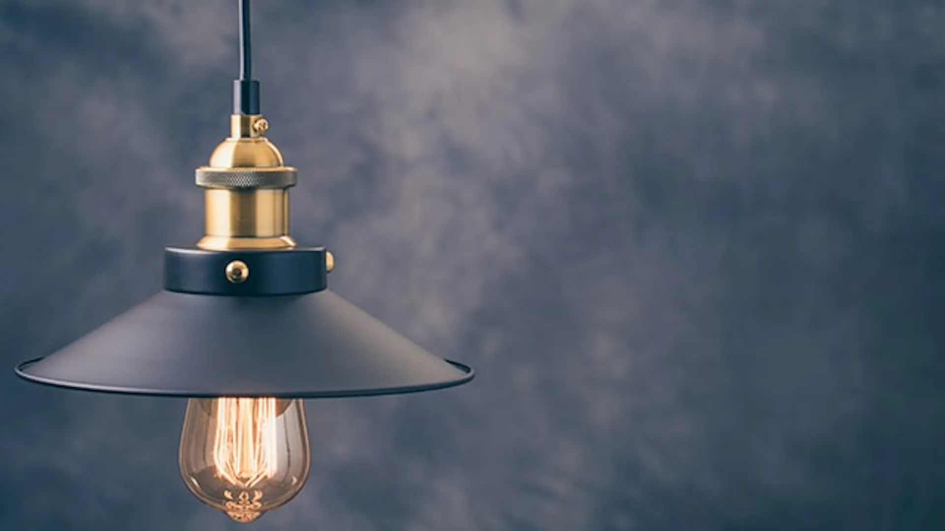 Metalowa lampa w stylu loft jest idealna do eleganckiego gabinetu.