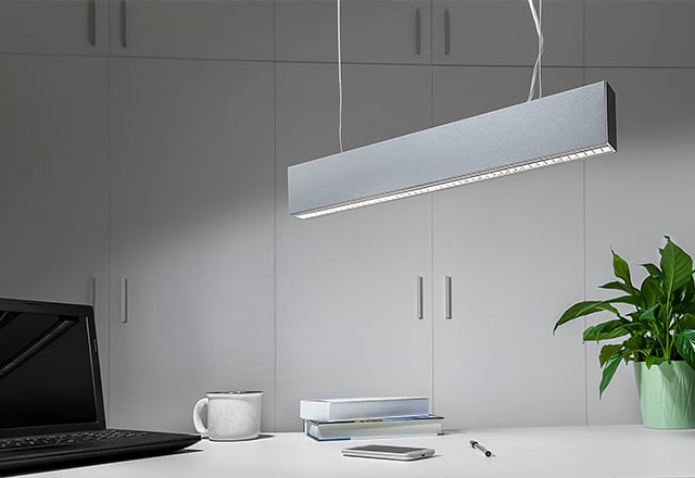 Lampa wisząca oświetla pracownię.
