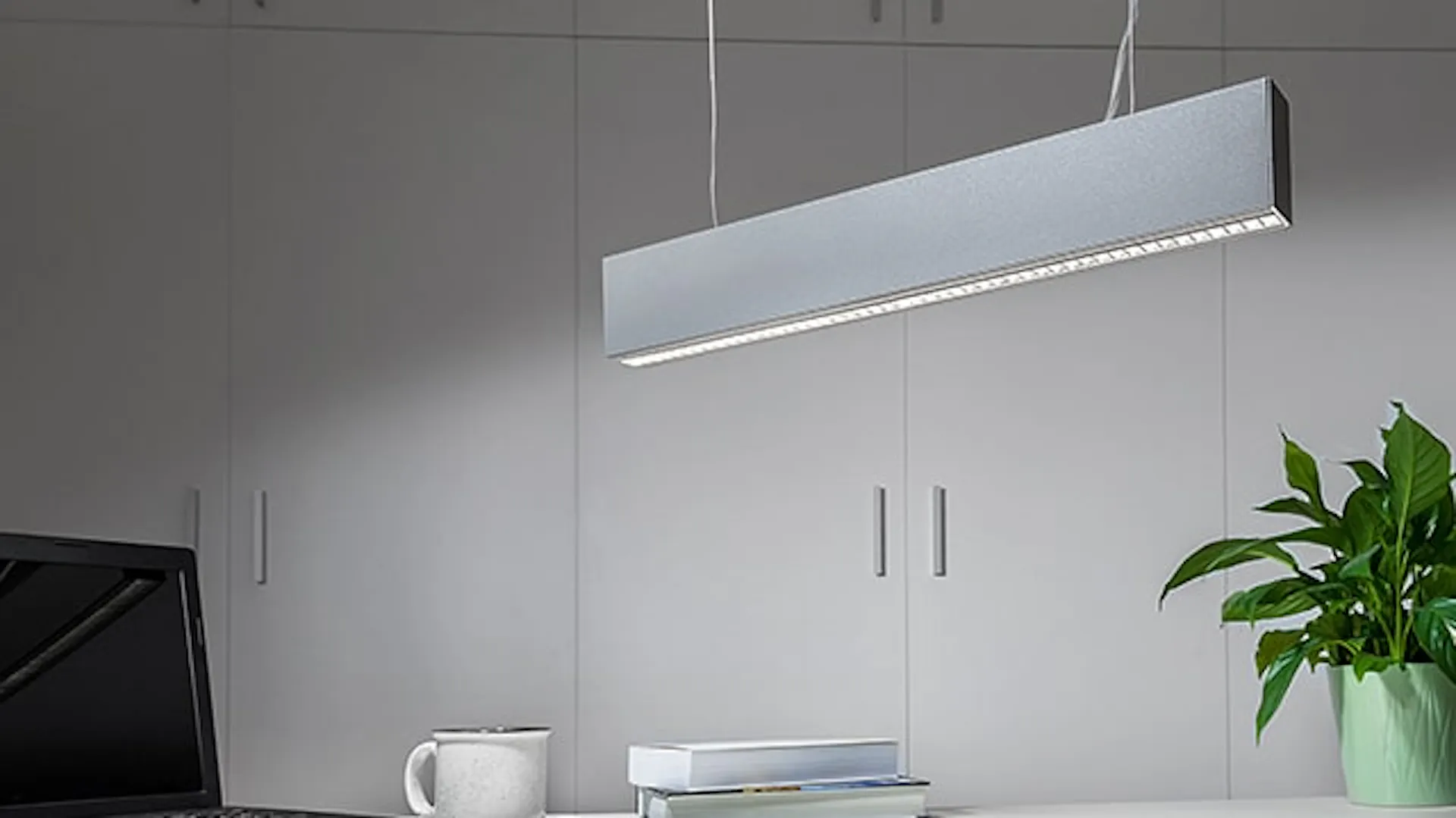 Lampa wisząca oświetla pracownię.