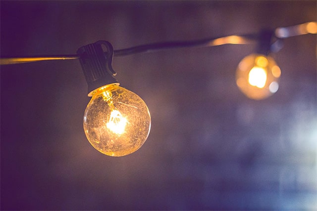 Dekoracyjne żarówki LED w formie girlandy.