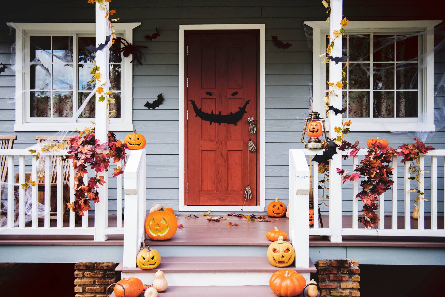 Zewnętrzna dekoracja domu na Halloween
