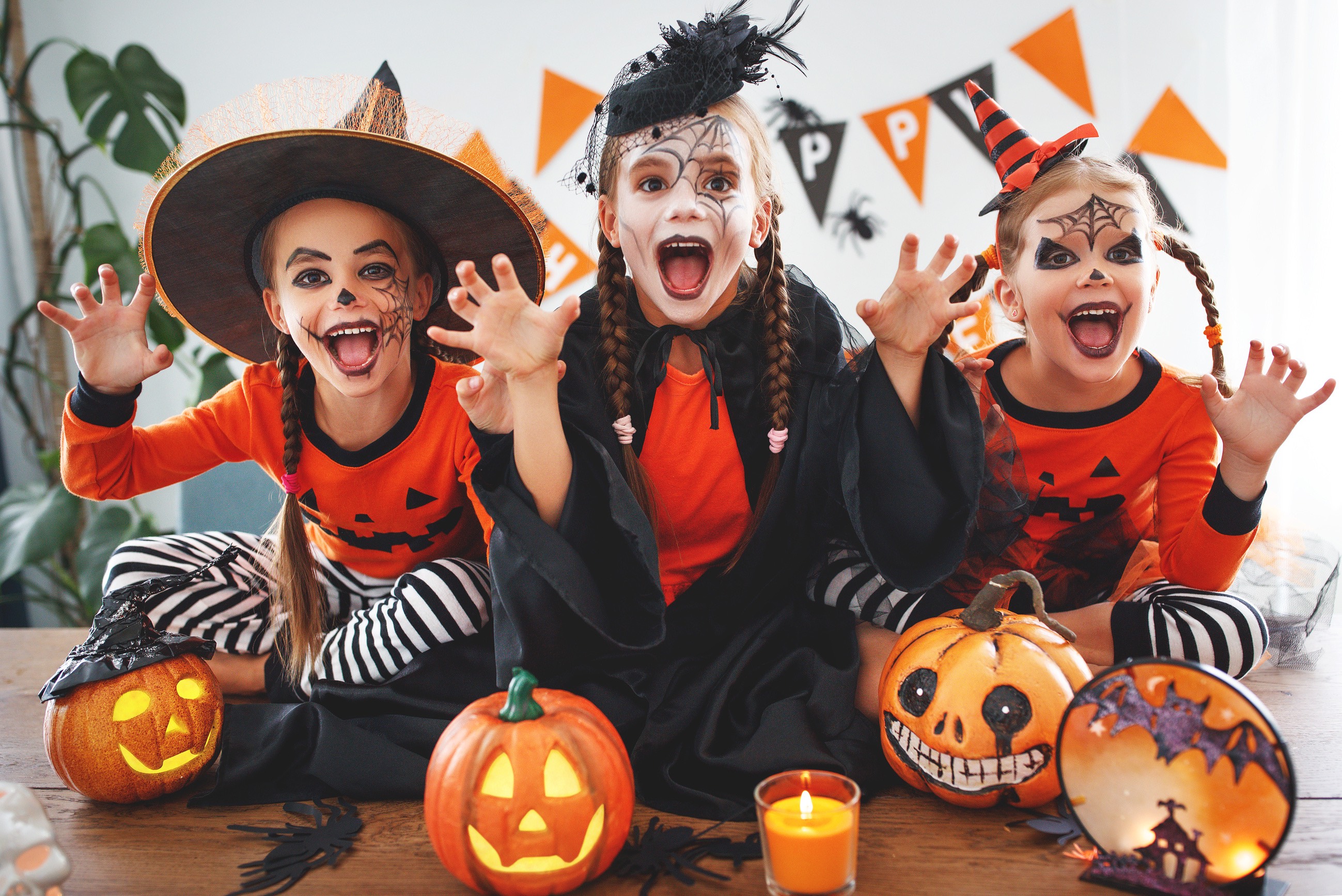 Dzieci bawią się na imprezie Halloween, mają halloweenowe przebrania i dekoracje