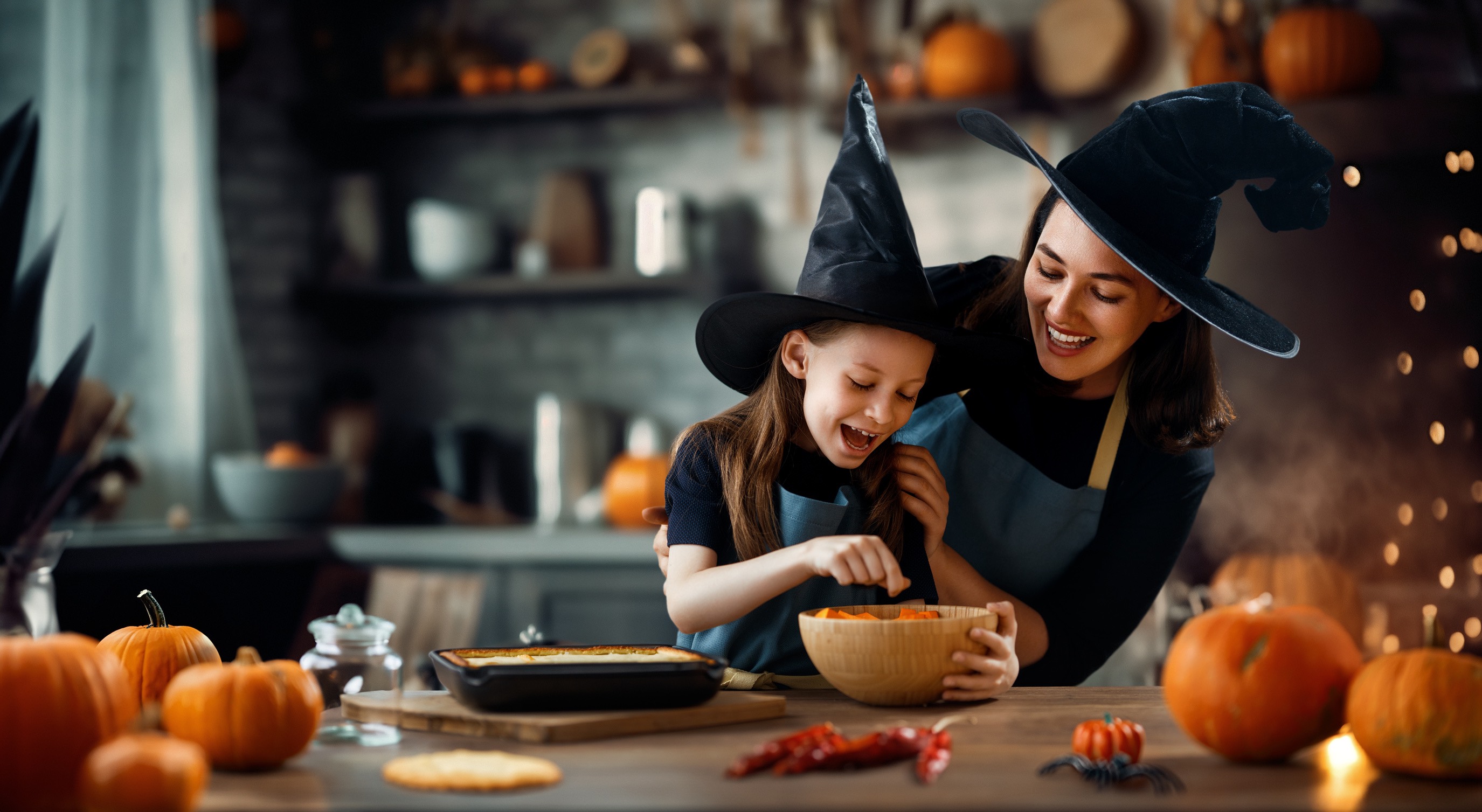 Mama z córką szykują ozdoby i jedzenie na Halloween