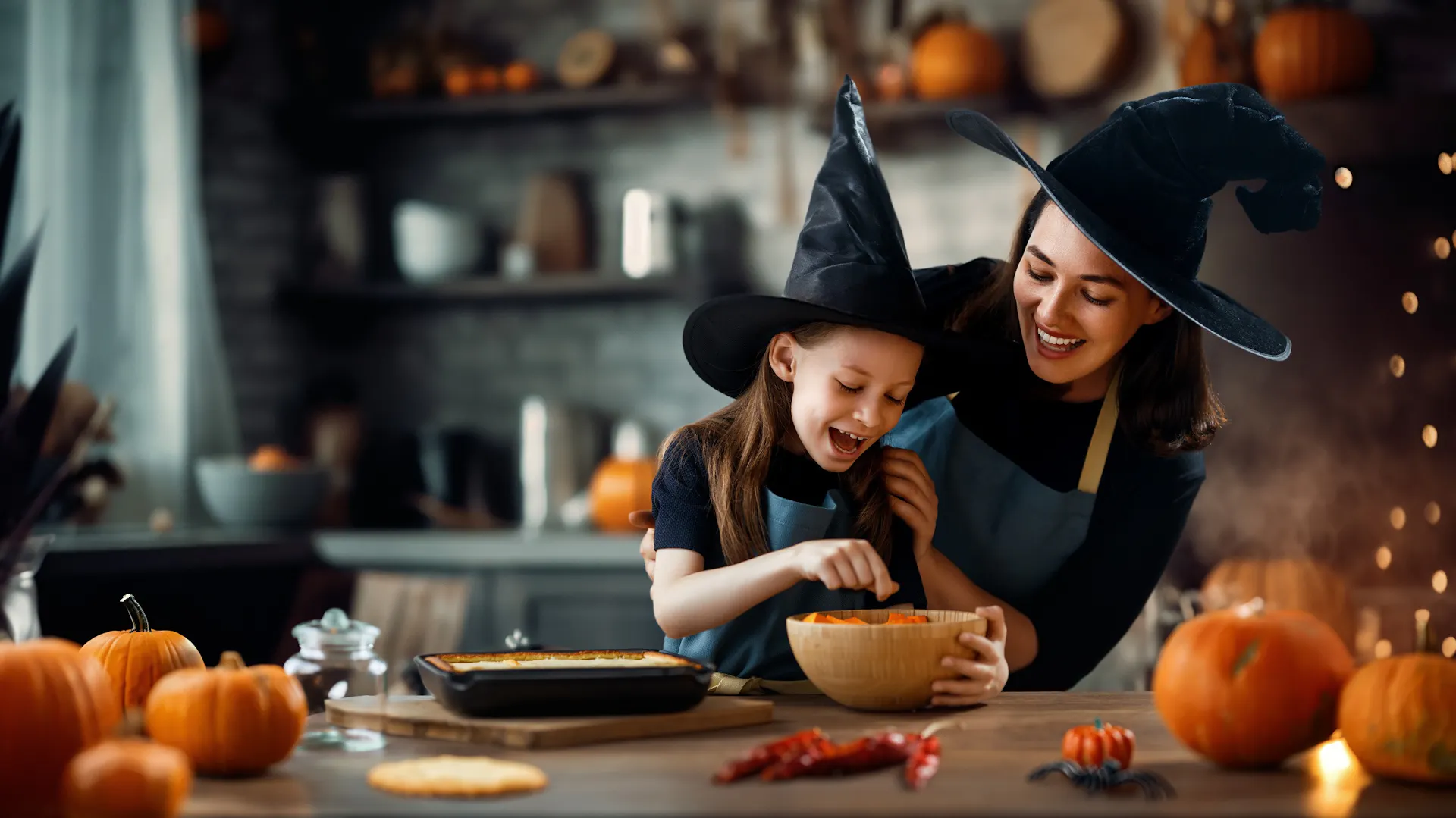 Mama z córką szykują ozdoby i jedzenie na Halloween