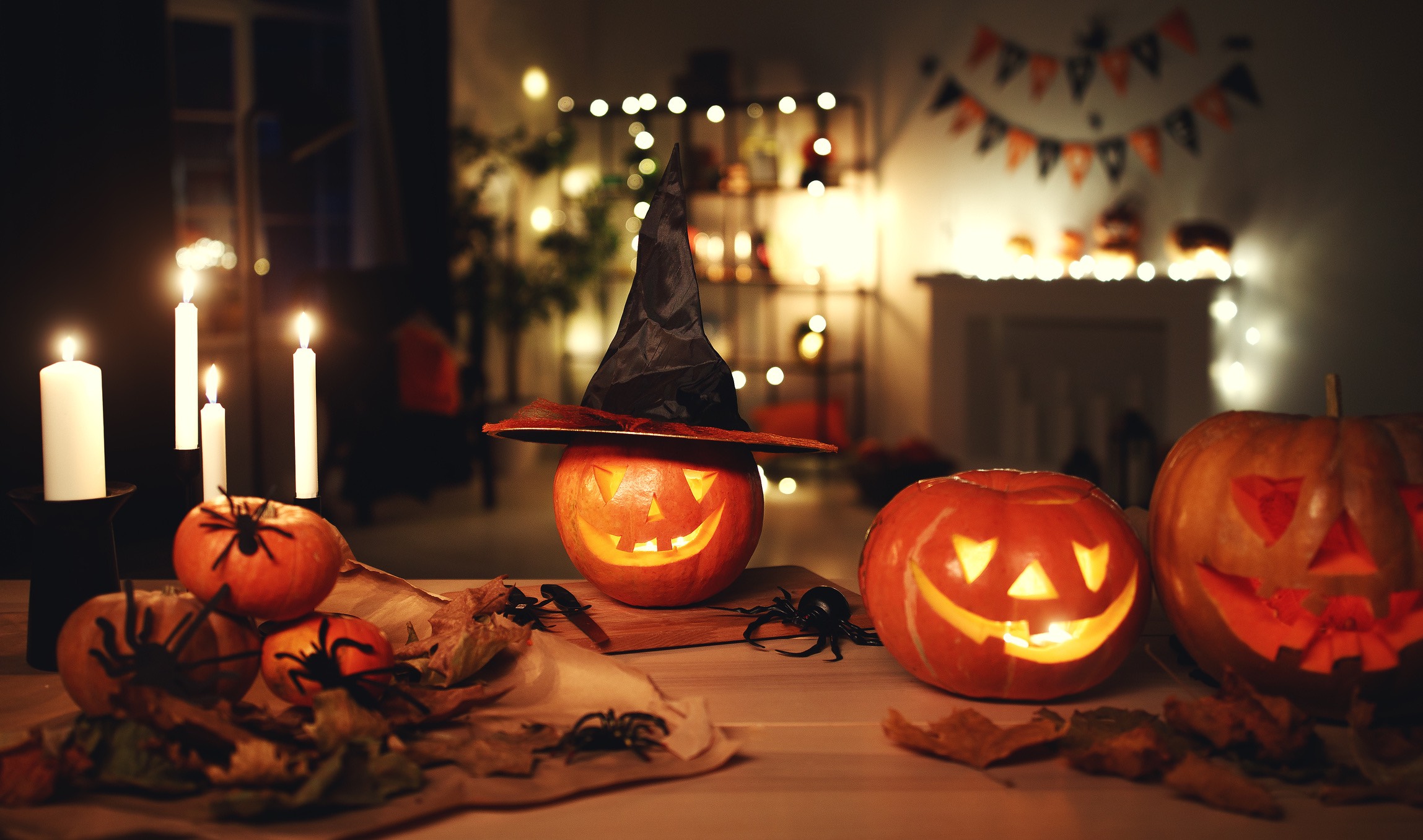 Ozdoby Halloween: dynie, świece, pająki, lampki
