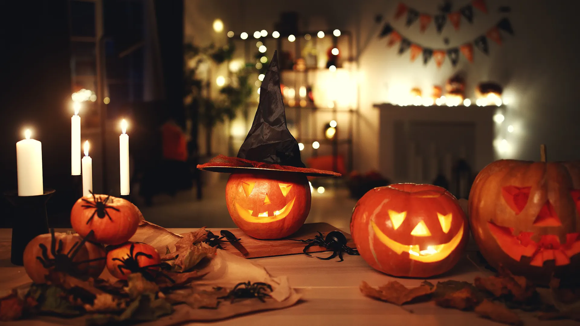 Ozdoby Halloween: dynie, świece, pająki, lampki