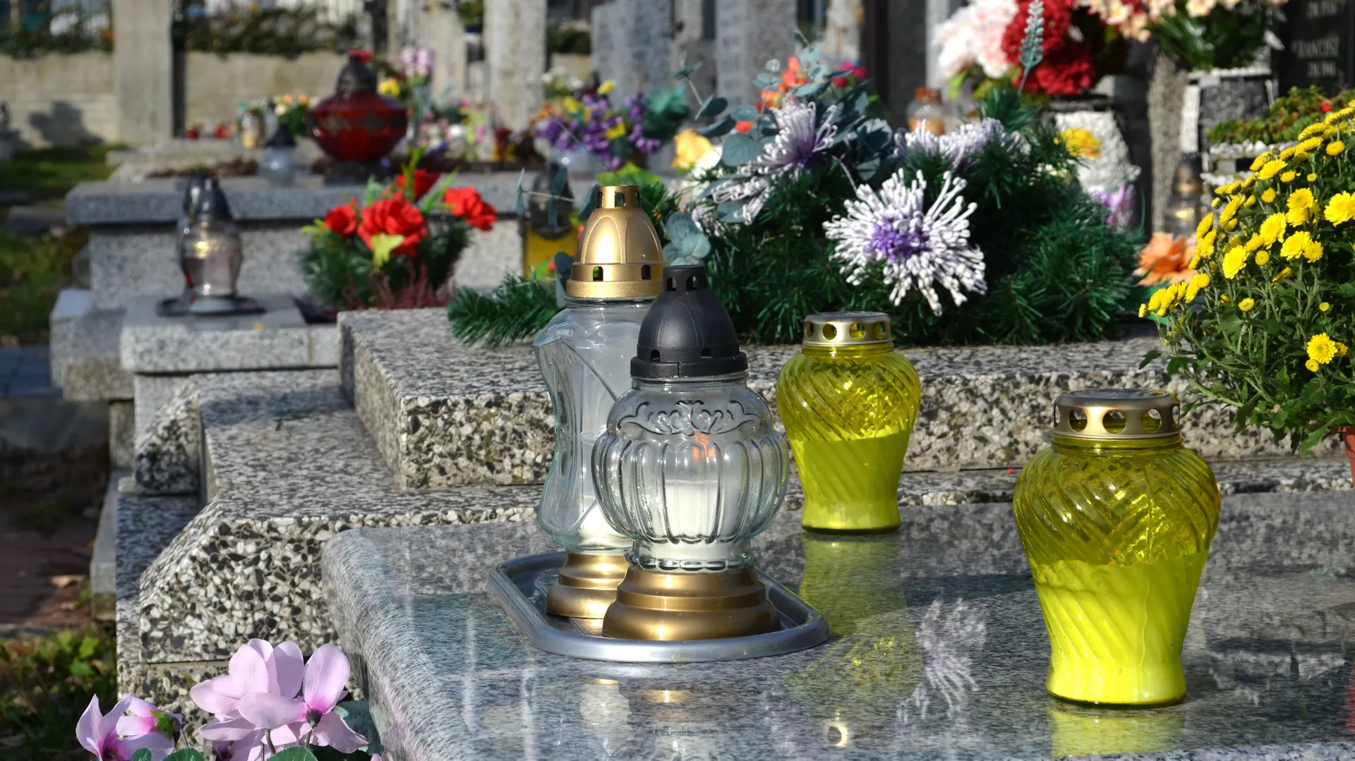 Pomniki na cmentarzu przygotowane do Dnia Zmarłych