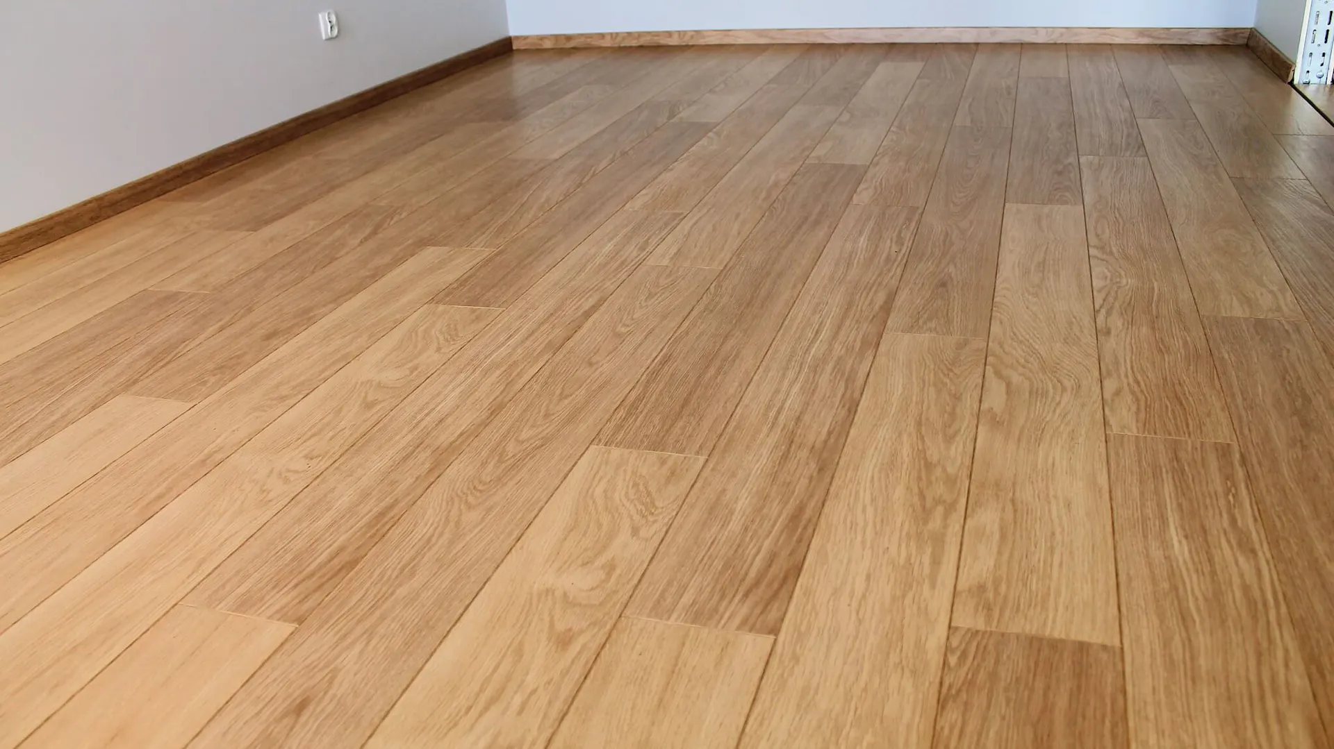 Panele podłogowe doskonale imitują drewnianą deskę