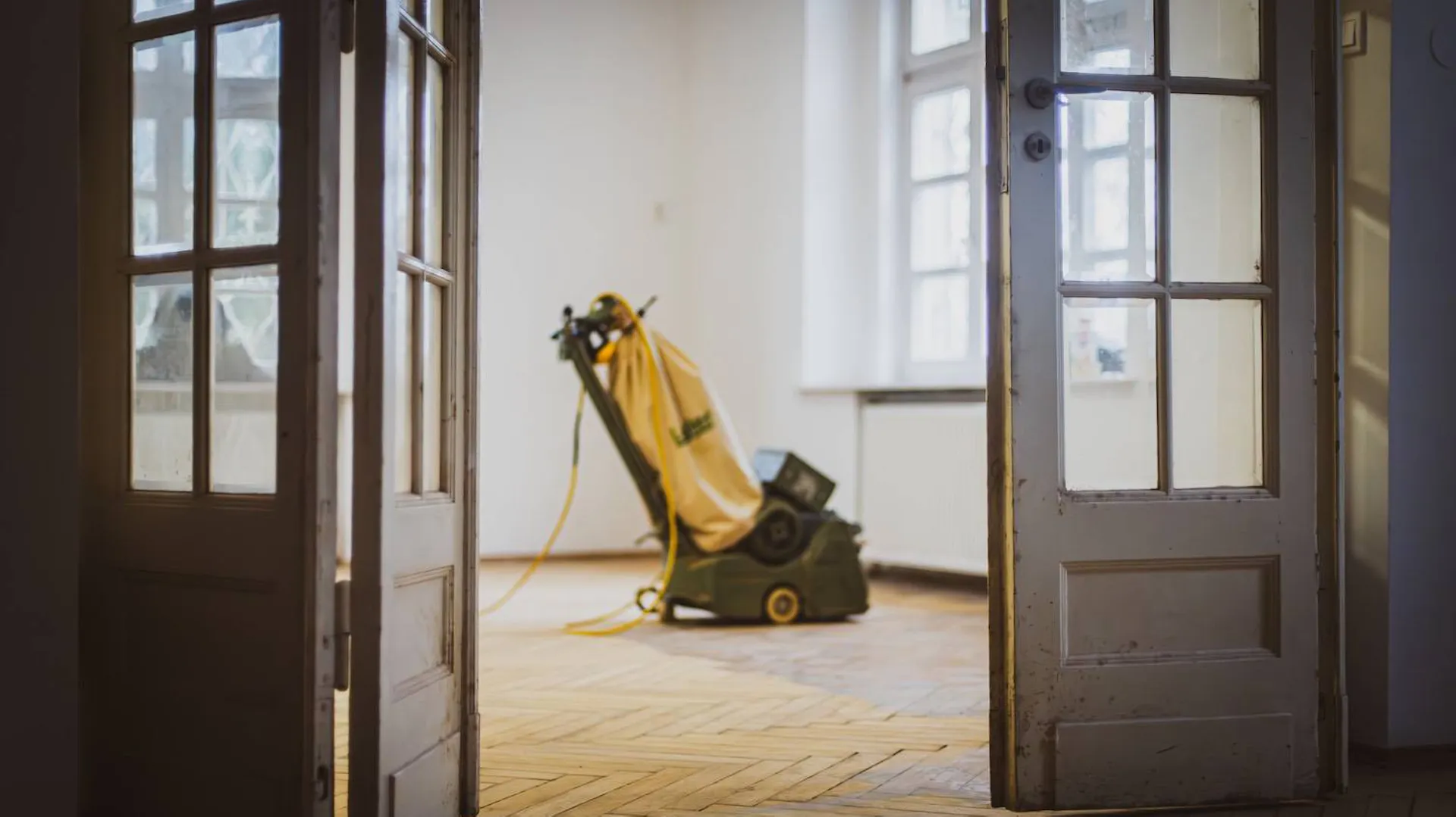 Cykliniarka służy do odnawiania drewnianej podłogi