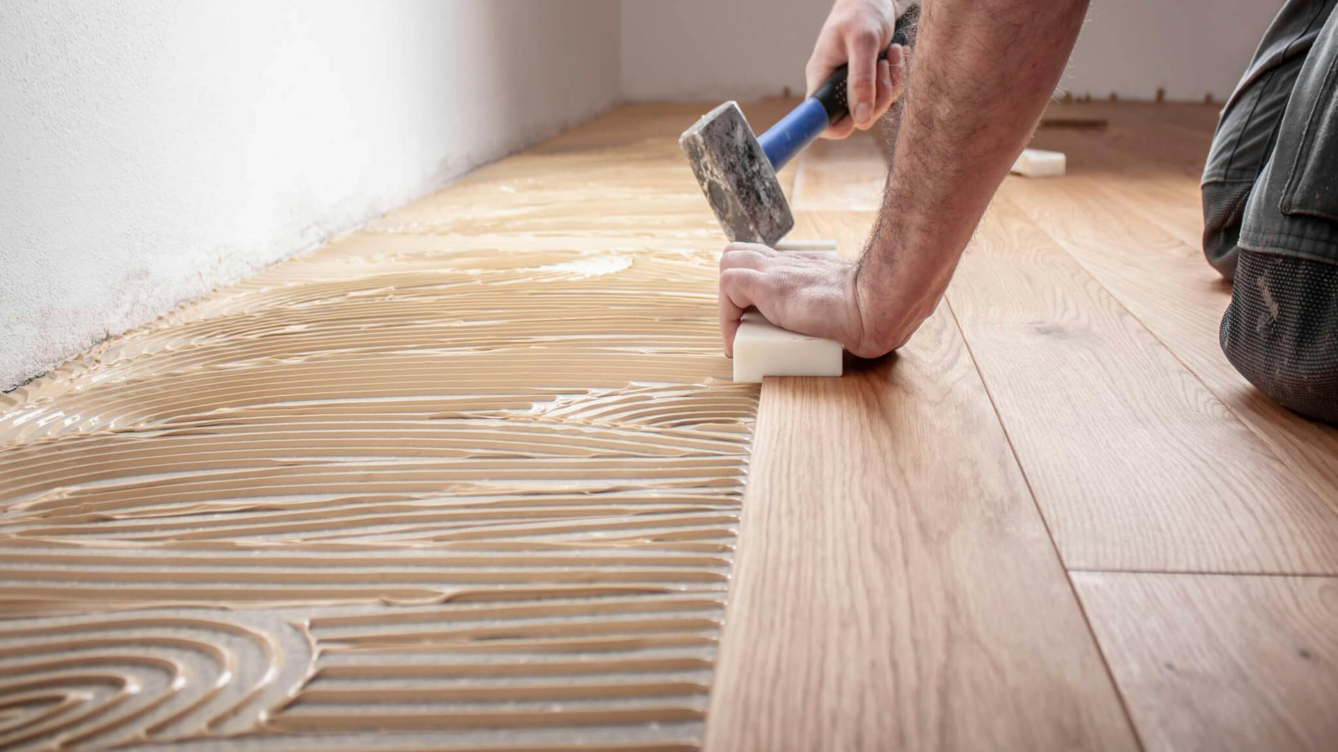 Jak ułożyć deskę trójwarstwową i panele laminowane? Instrukcja OBI