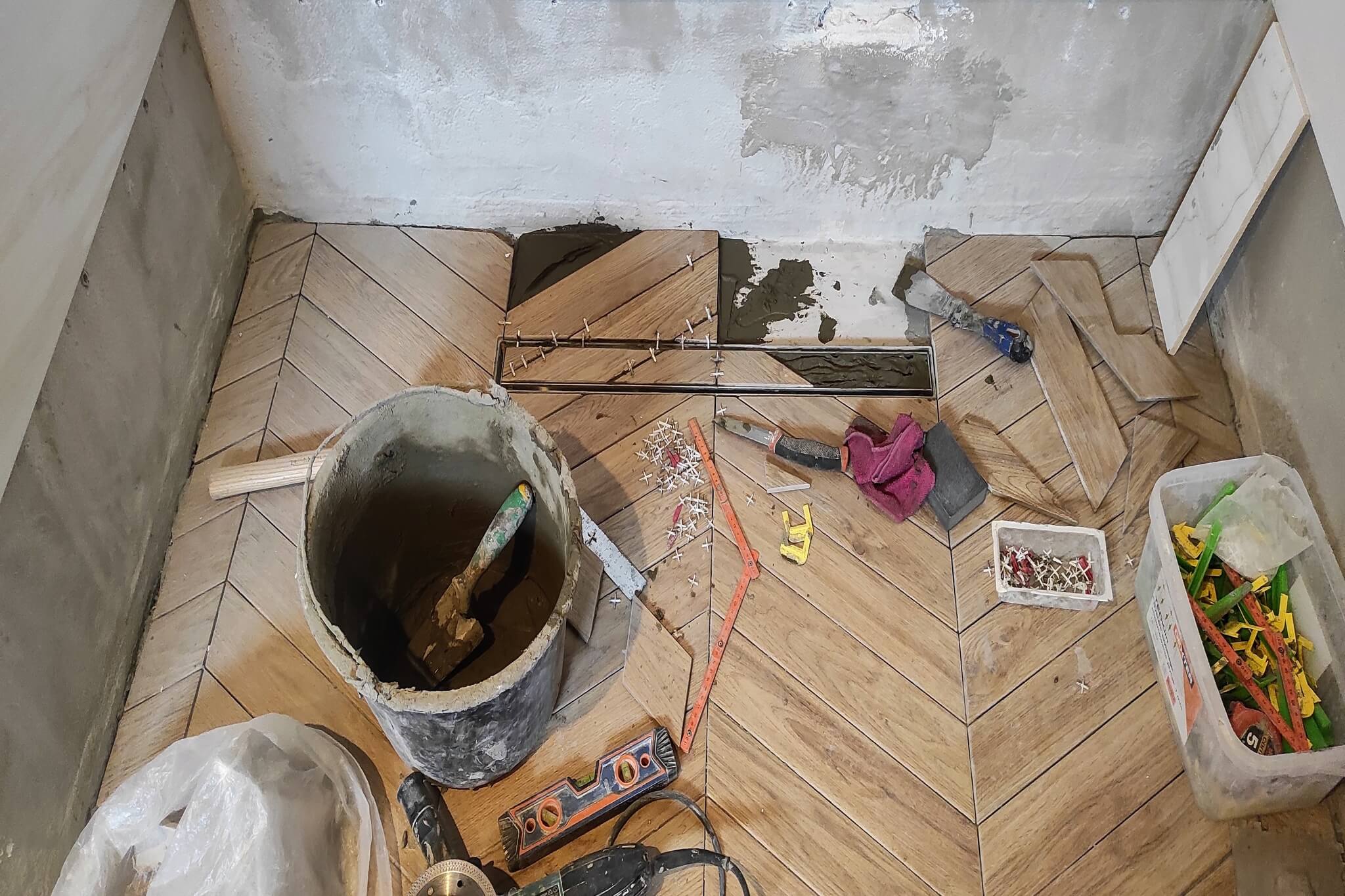 Układanie płytek w kuchni lub łazience, niezbędne narzędzia do układania płytek.