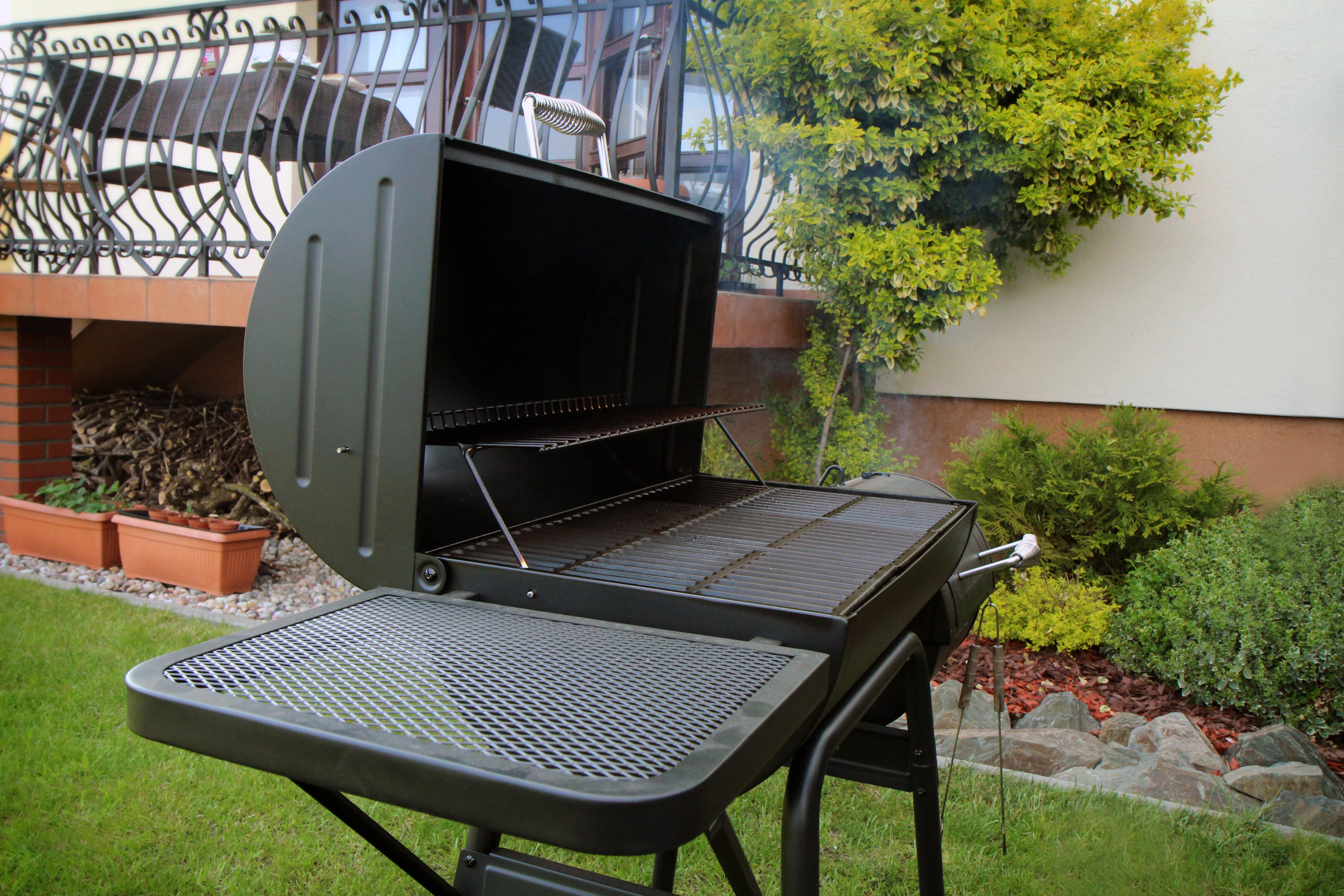 Grill elektryczny na taras wyposażony jest w stojak i wędzarnię