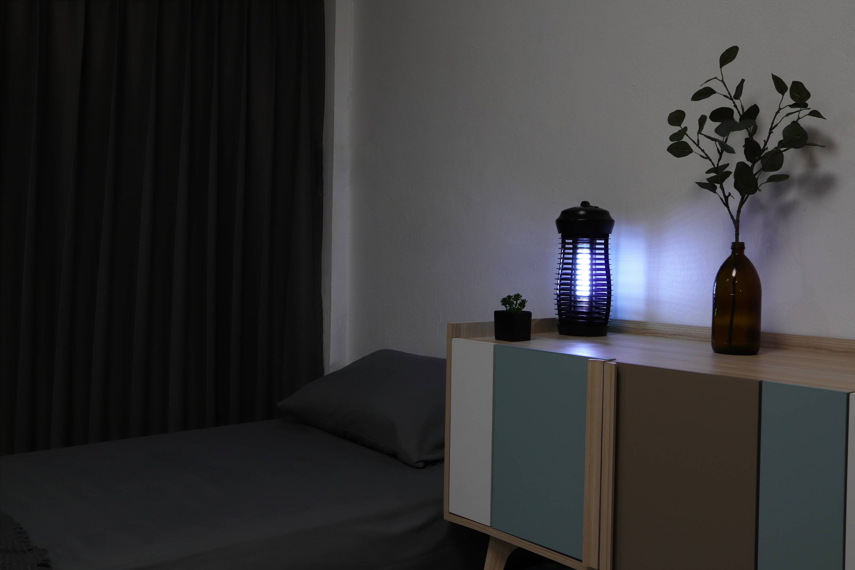 Lampa owadobójcza w sypialni