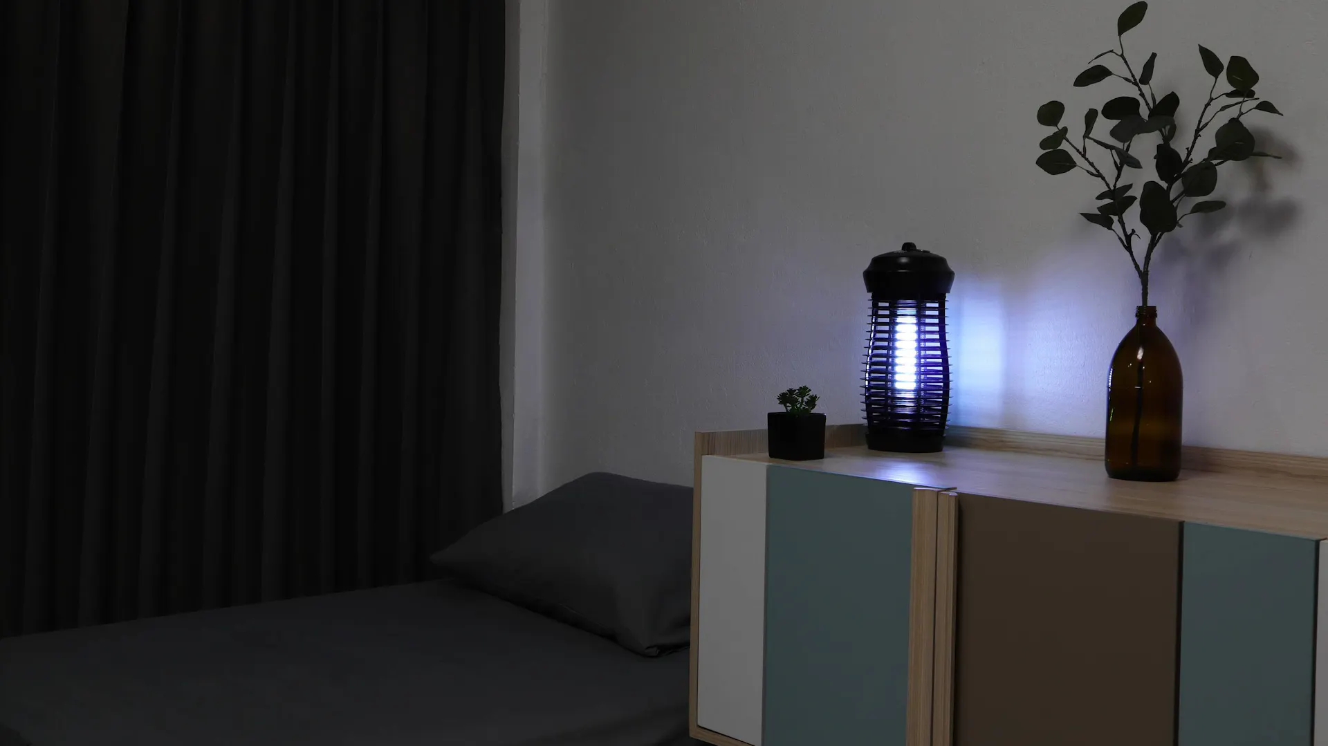 Lampa owadobójcza w sypialni