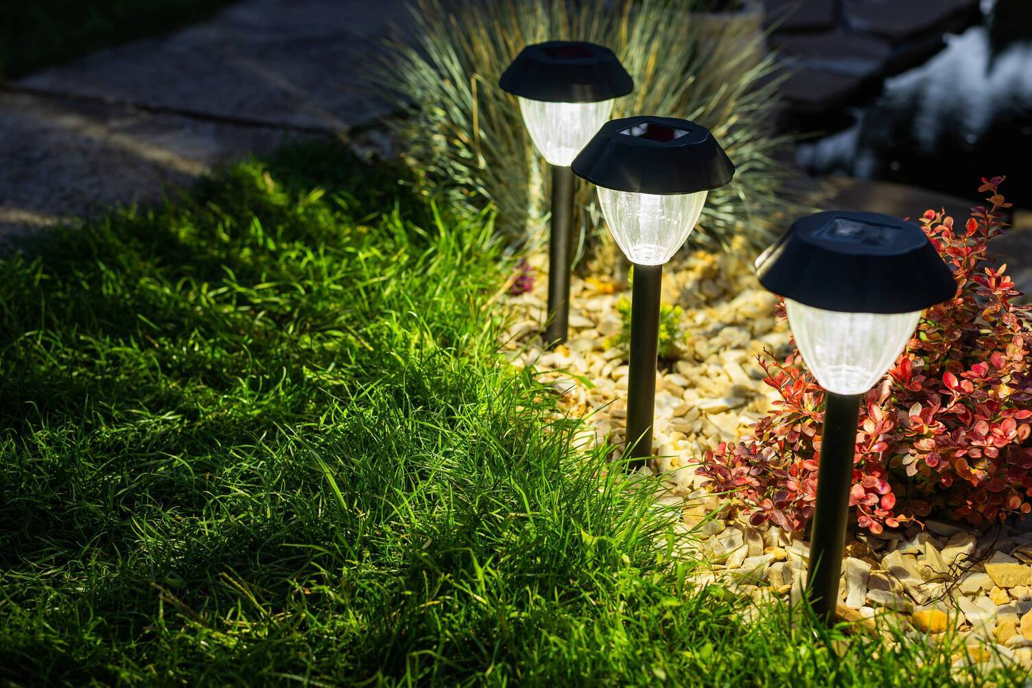 Lampy solarne w ogrodzie
