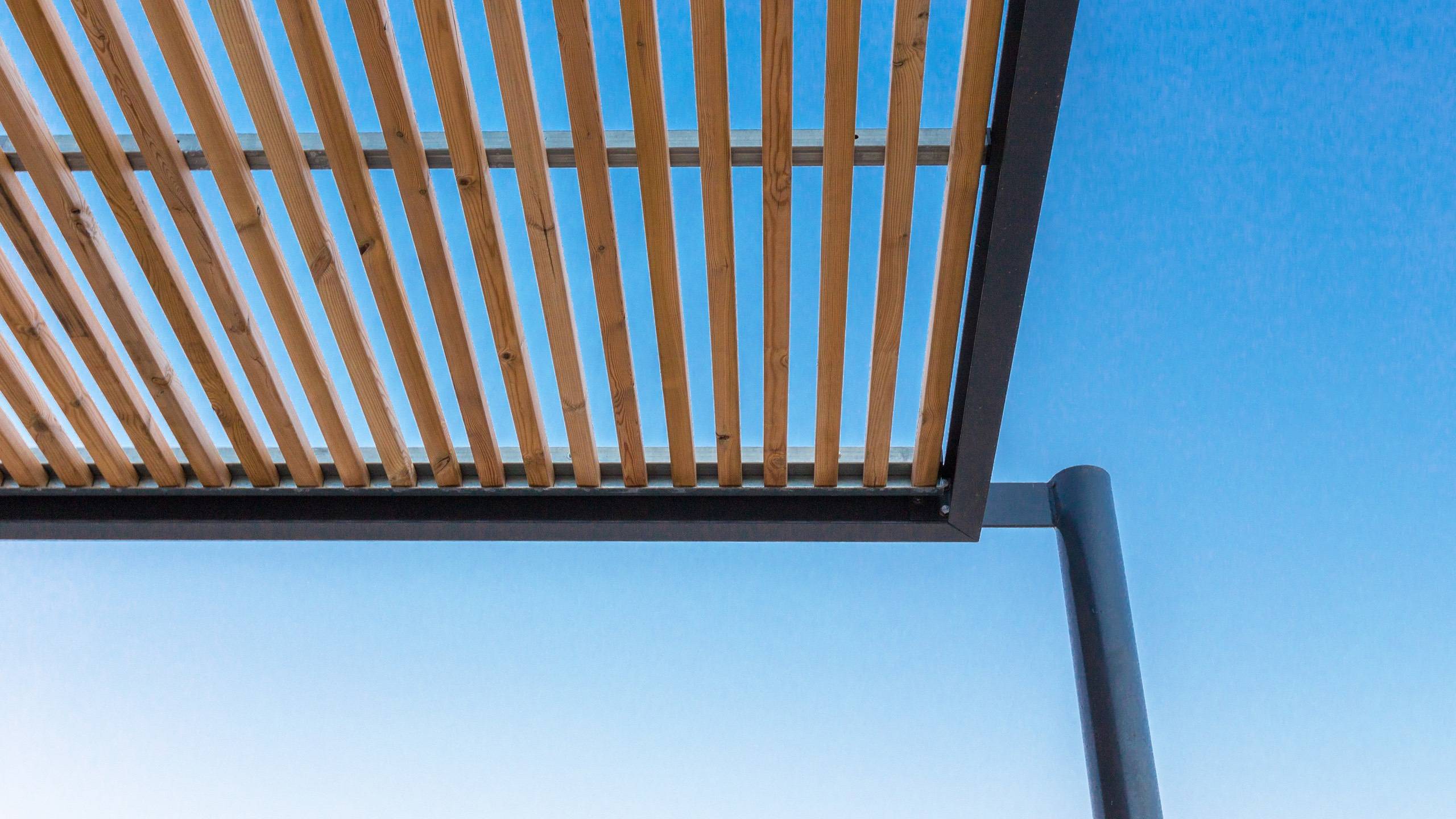 Pergola metalowa z drewnianymi lamelami