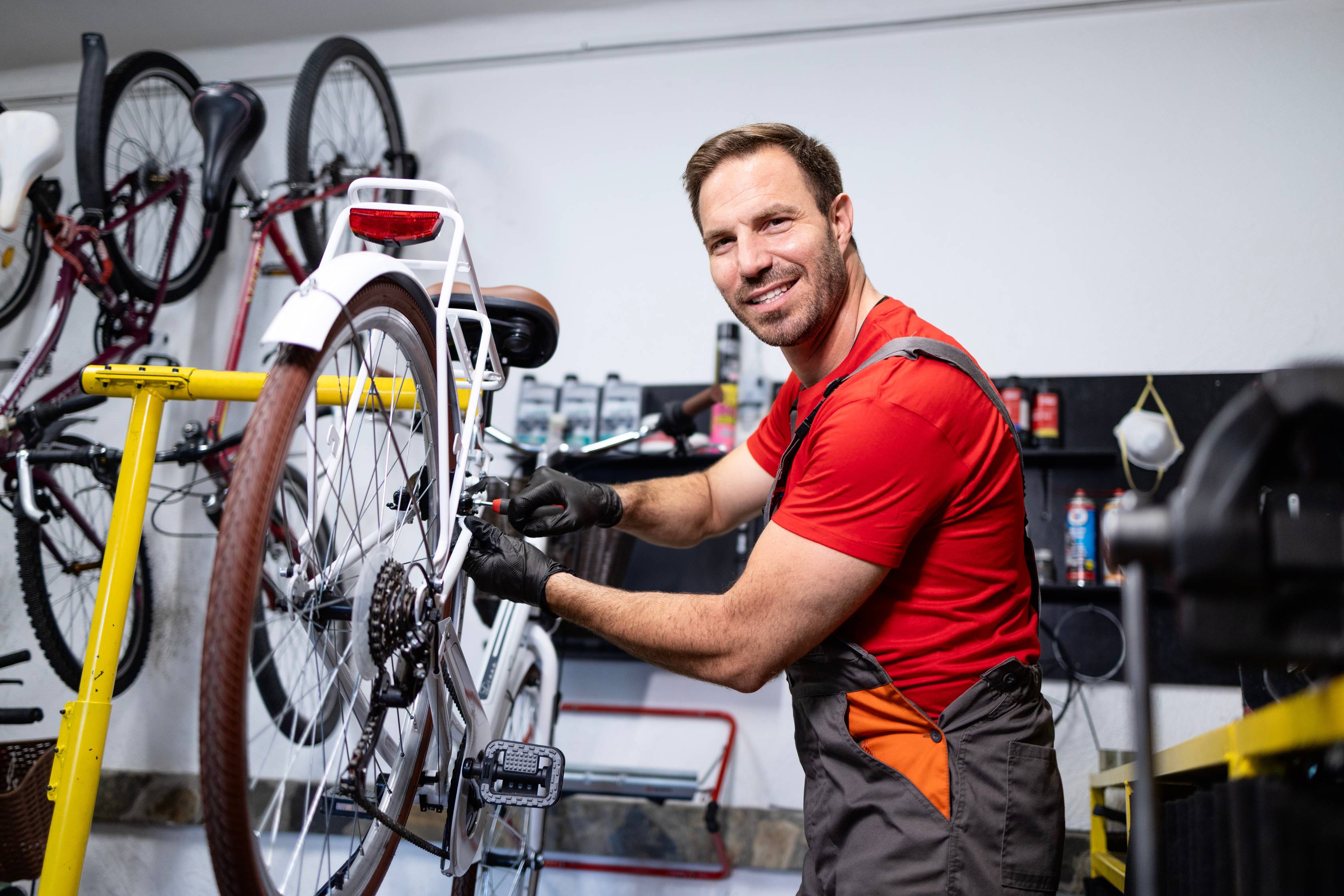 Uśmiechnięty mężczyzna w warsztacie rowerowym