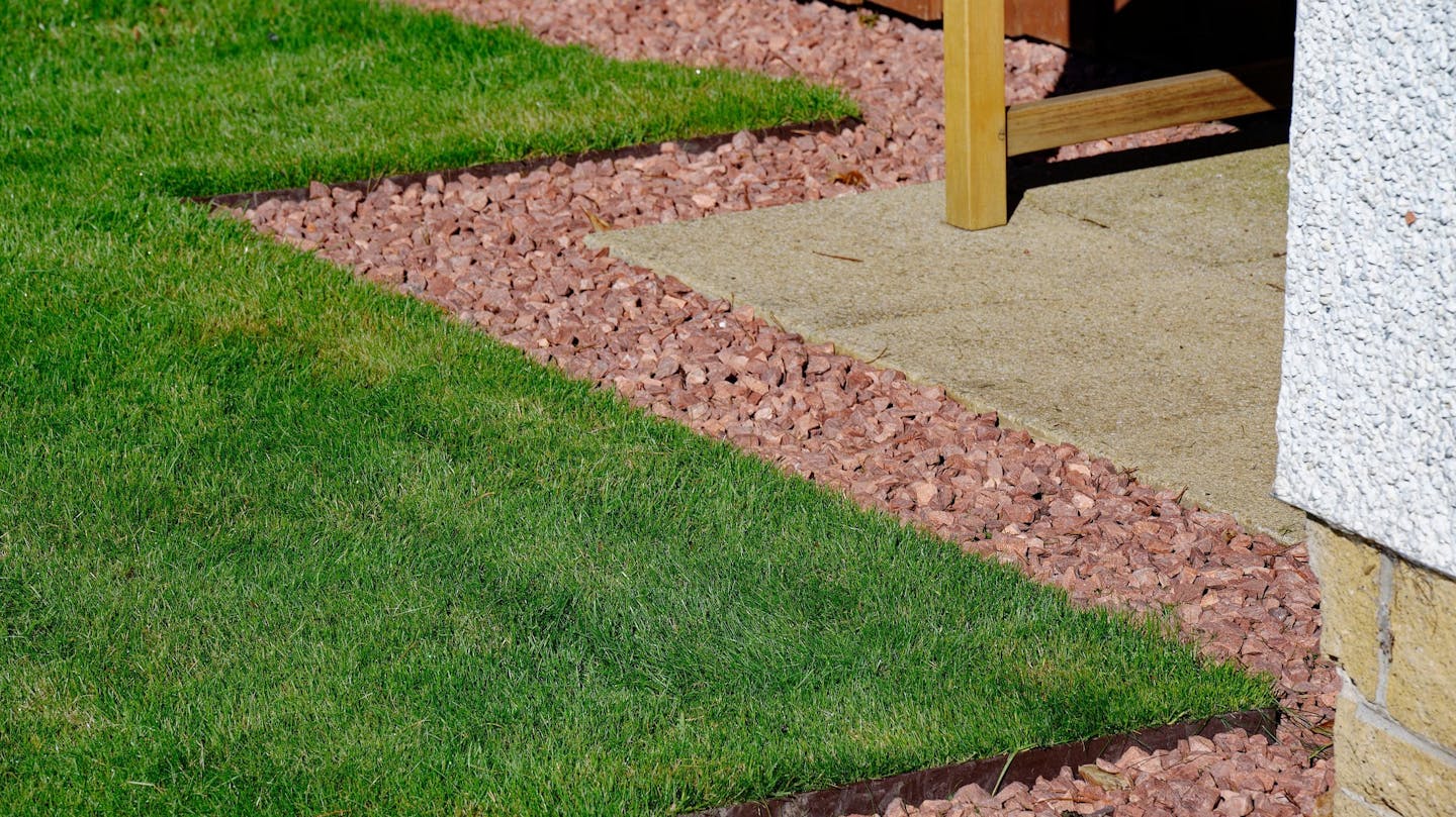 Obrzeże metalowe estetycznie oddziela trawnik od tarasu