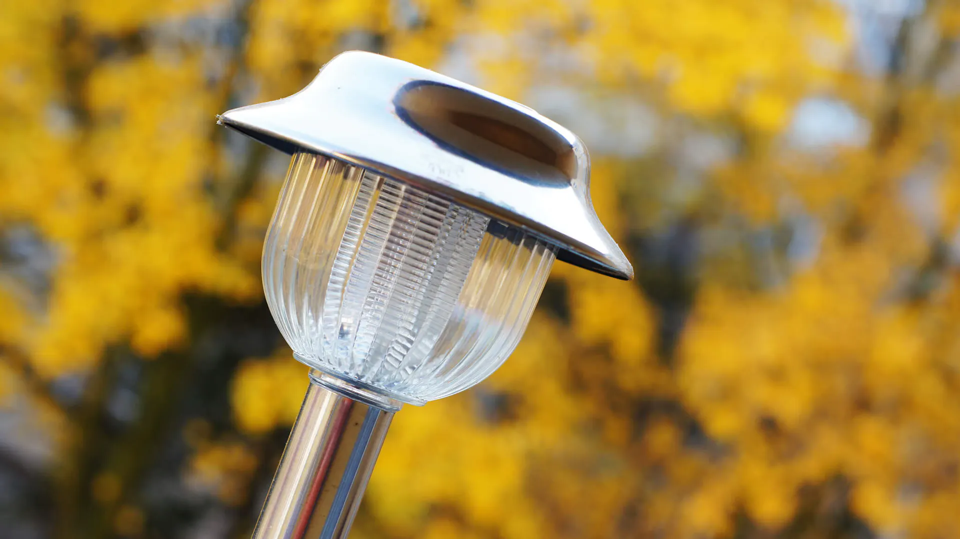 Srebrna lampa solarna
