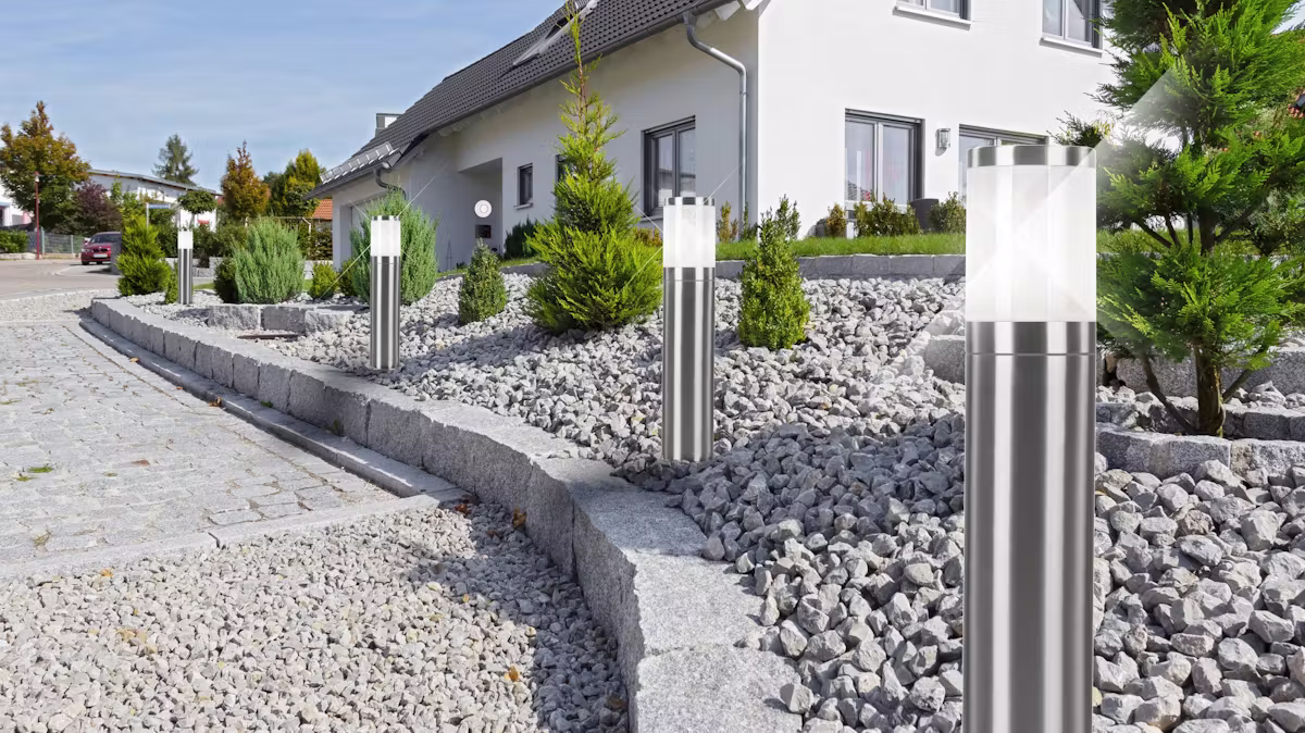 Zewnętrzne słupki oświetleniowe przy podjeździe