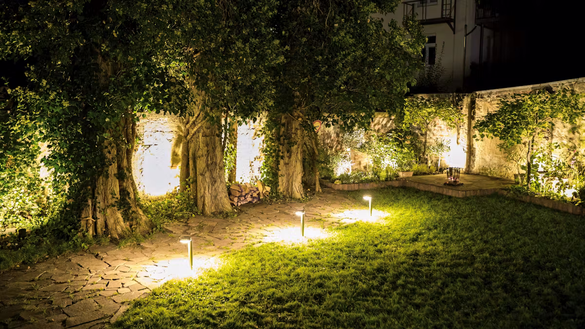 Oświetlenie drzew ogrodowych