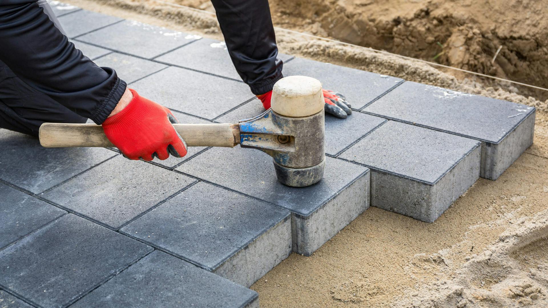 Jak wybrać i układać kostkę brukową na posesji? | OBI