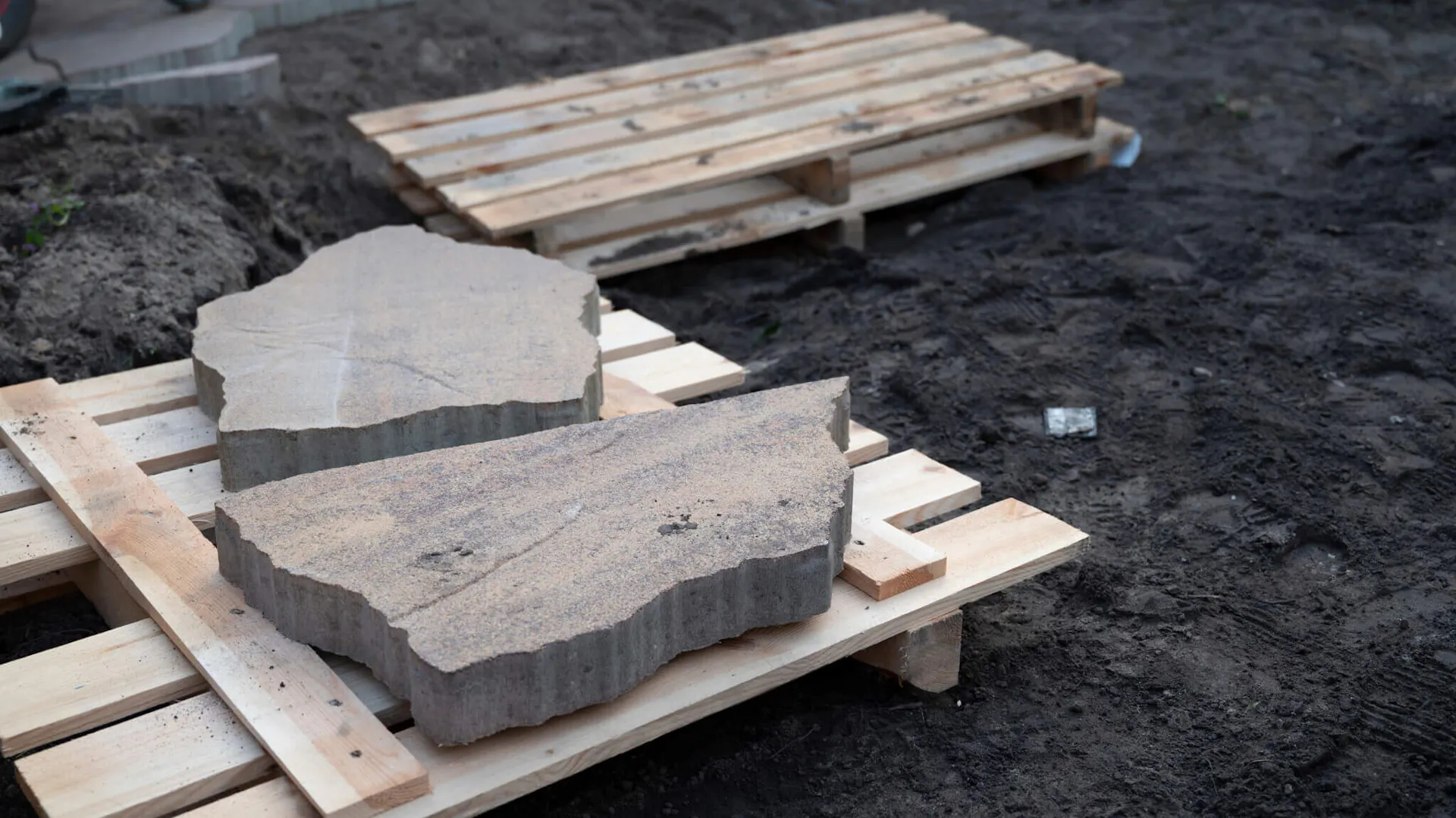 Układanie nieregularnych płyt ogrodowych z kamienia w 5 krokach