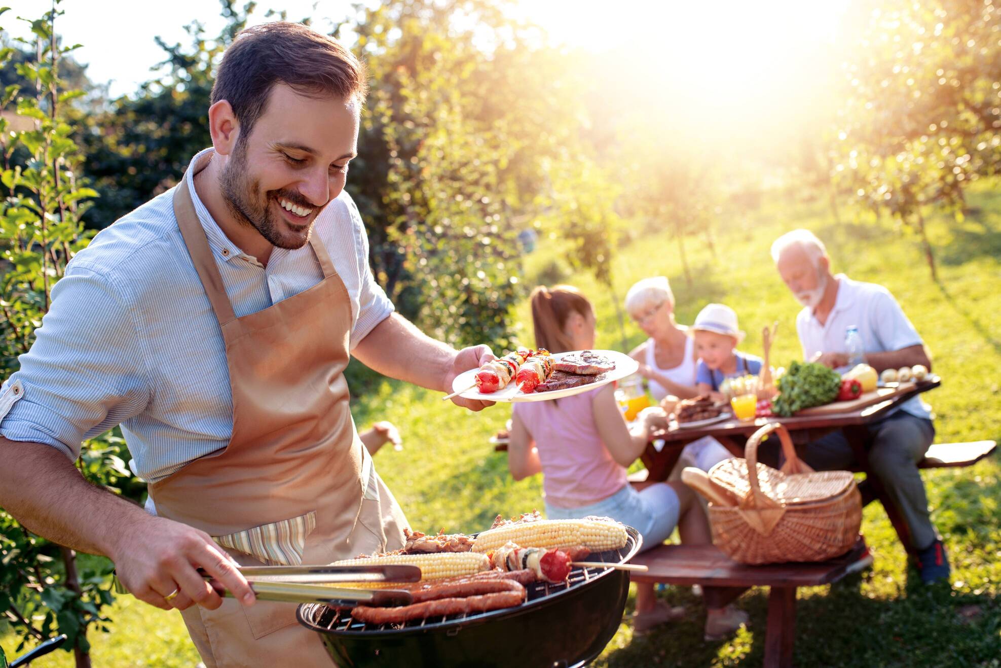 Uśmiechnięty mężczyzna przy grillu