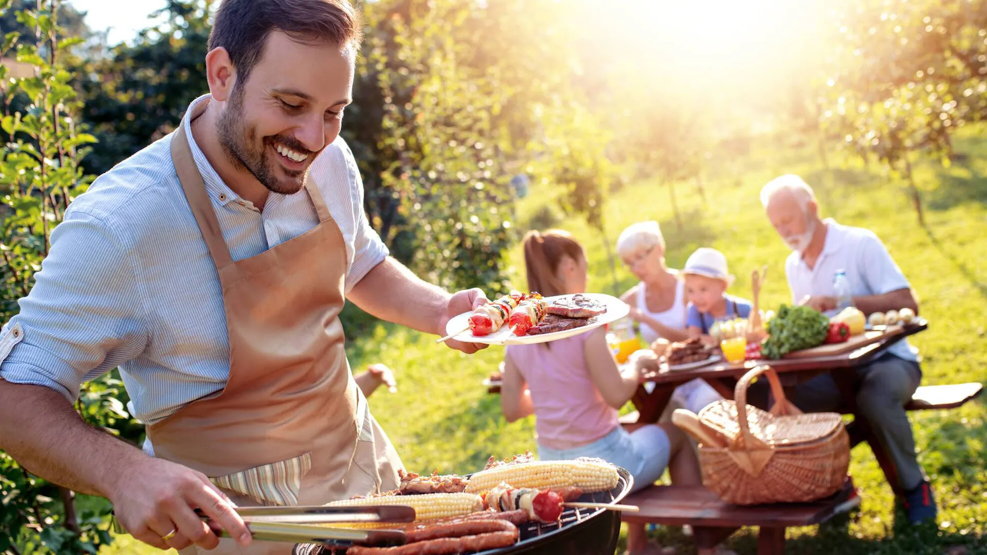 Uśmiechnięty mężczyzna przy grillu