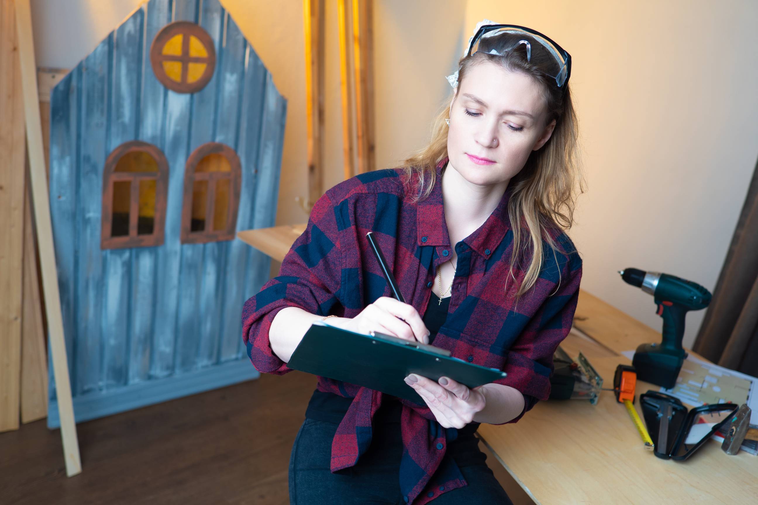 Kobieta tworzy projekt drewnianego placu zabaw