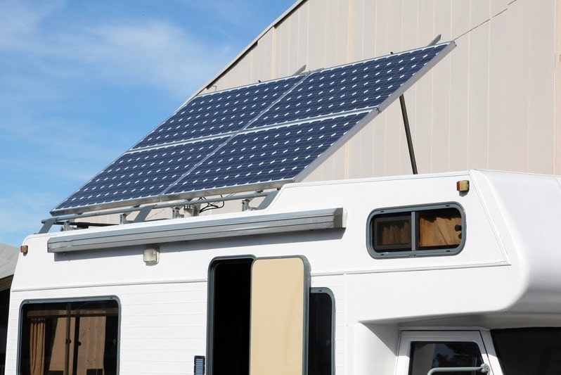 Panele fotowoltaiczne na stelażu dostarczają energię elektryczną do kampera