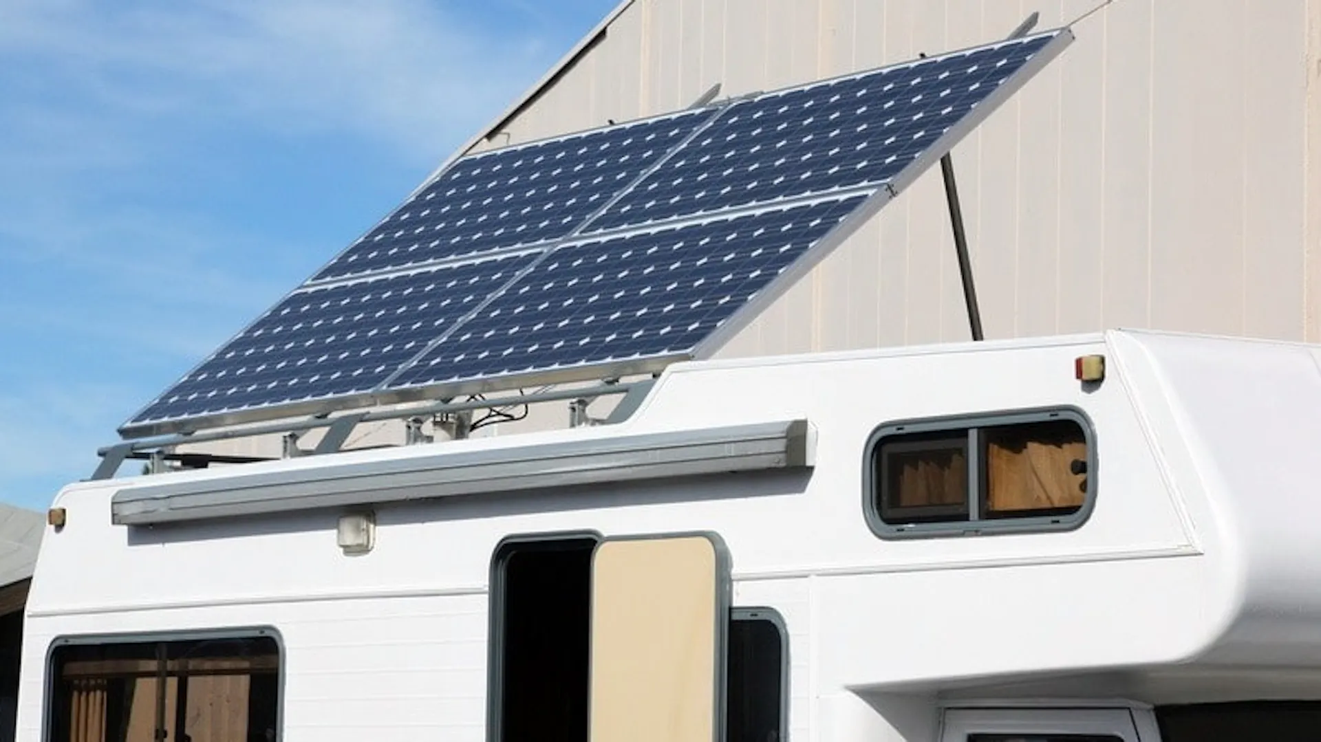 Panele fotowoltaiczne na stelażu dostarczają energię elektryczną do kampera