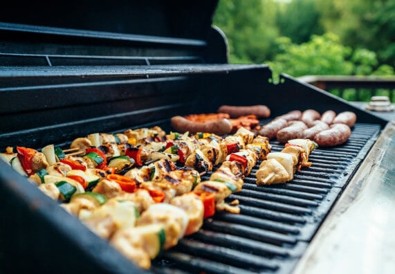 Szaszłyki i kiełbasy na grillu.