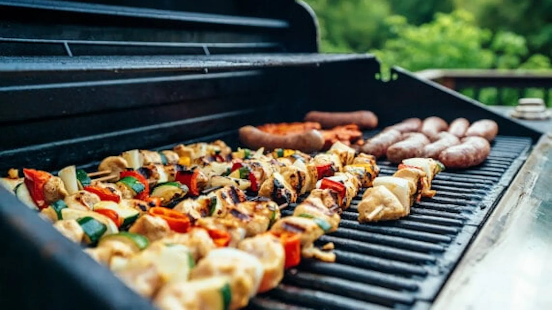 Szaszłyki i kiełbasy na grillu.