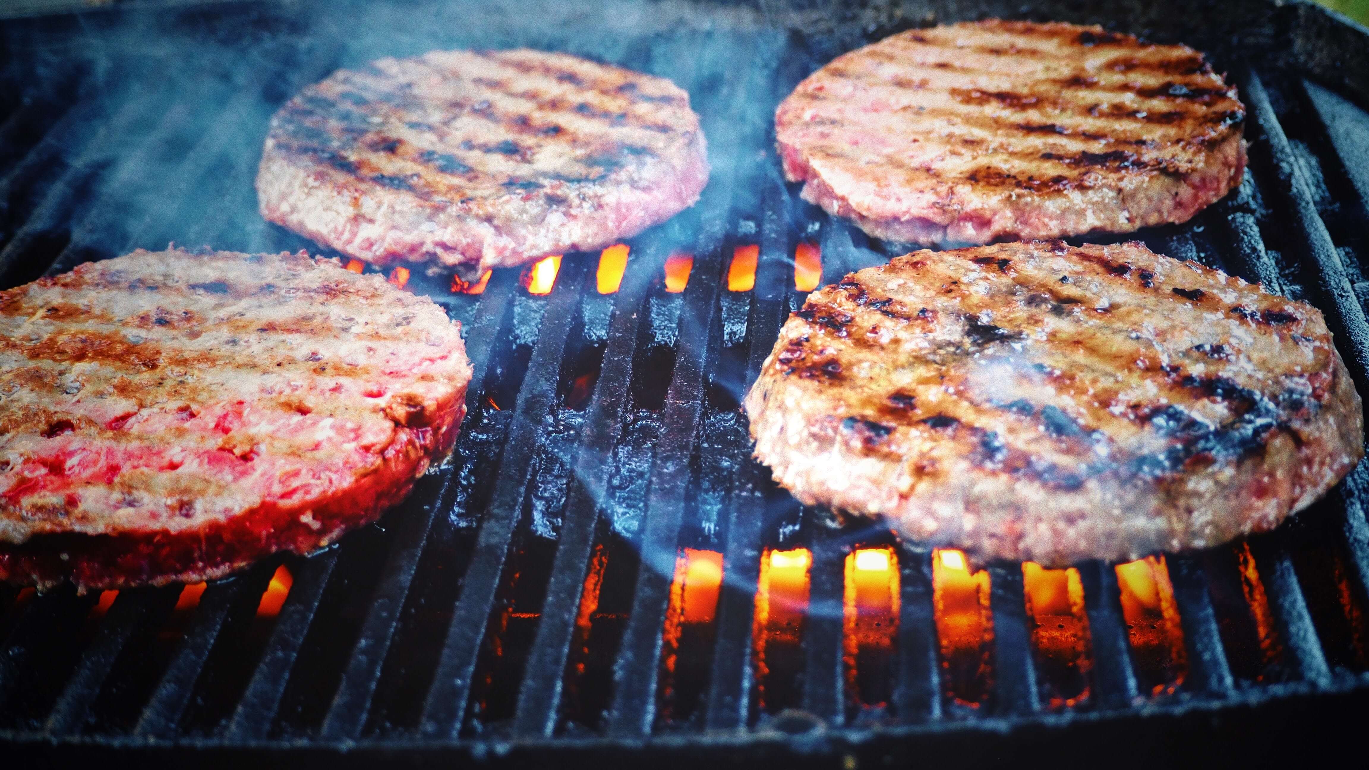 Hamburgery smażone na grillu.