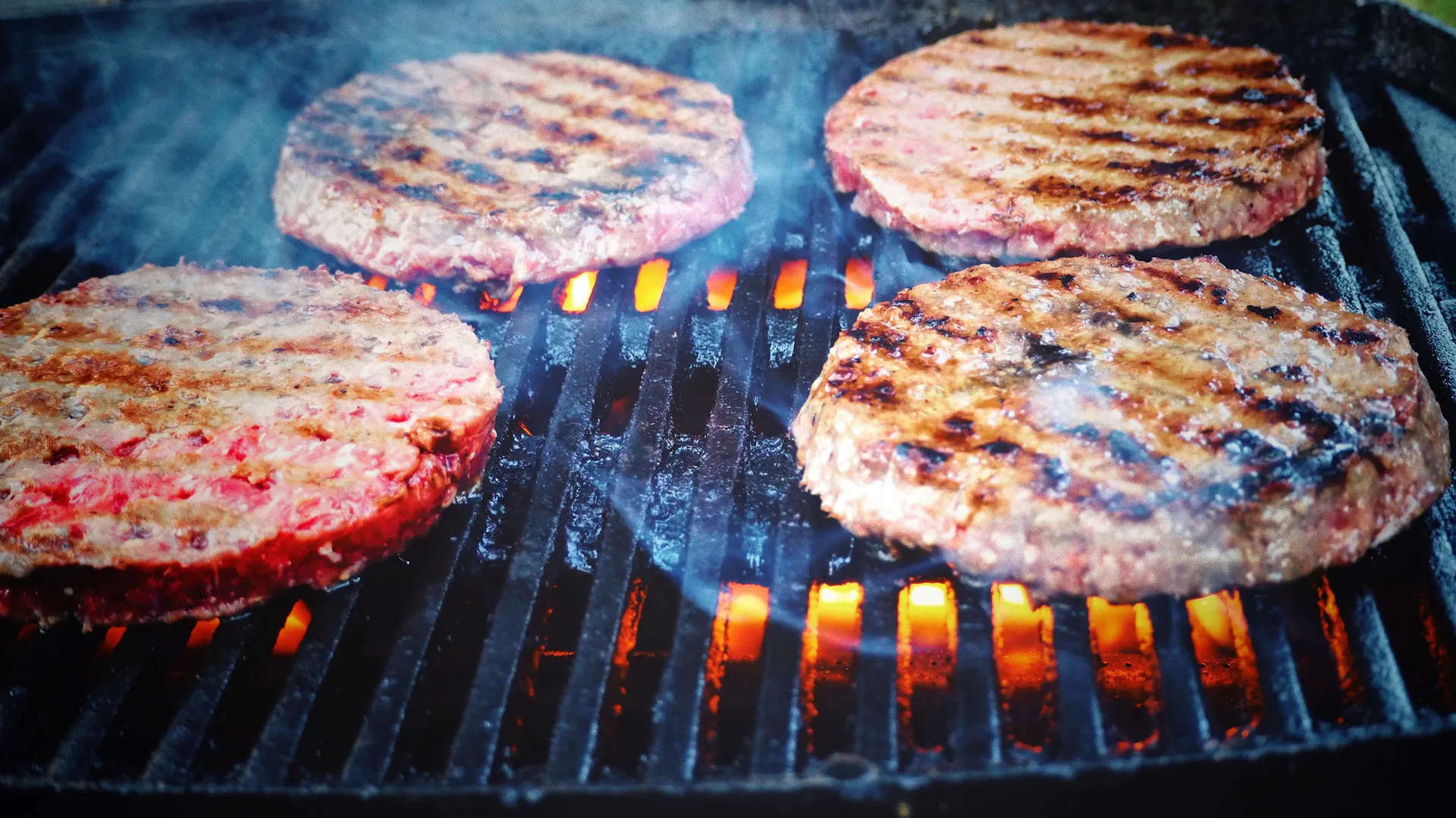 Hamburgery smażone na grillu.