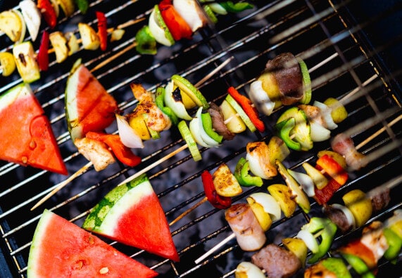 Szaszłyki z warzywami i arbuz na grillu.