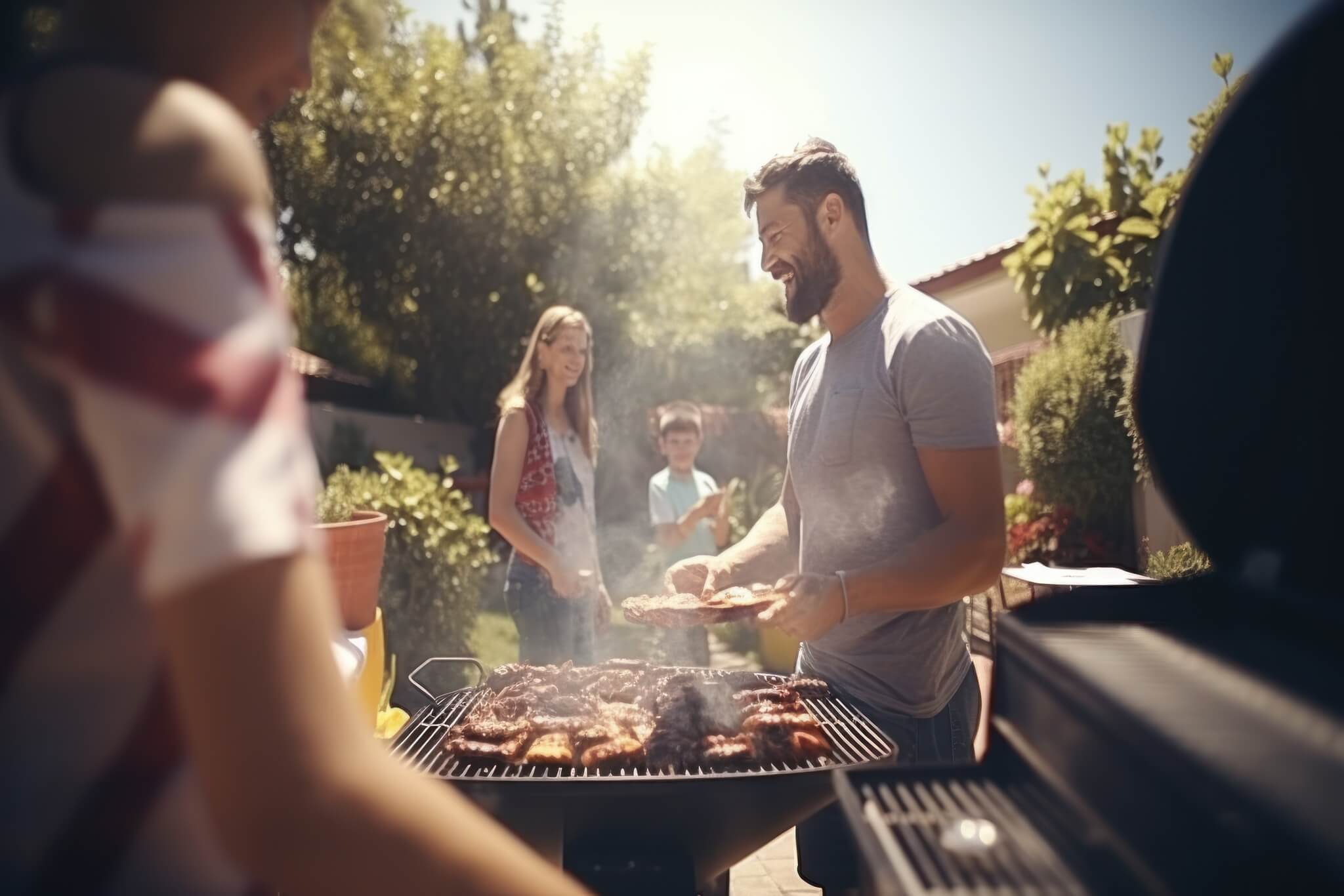 Rodzina w ogrodzie spędza czas przy grillu węglowym