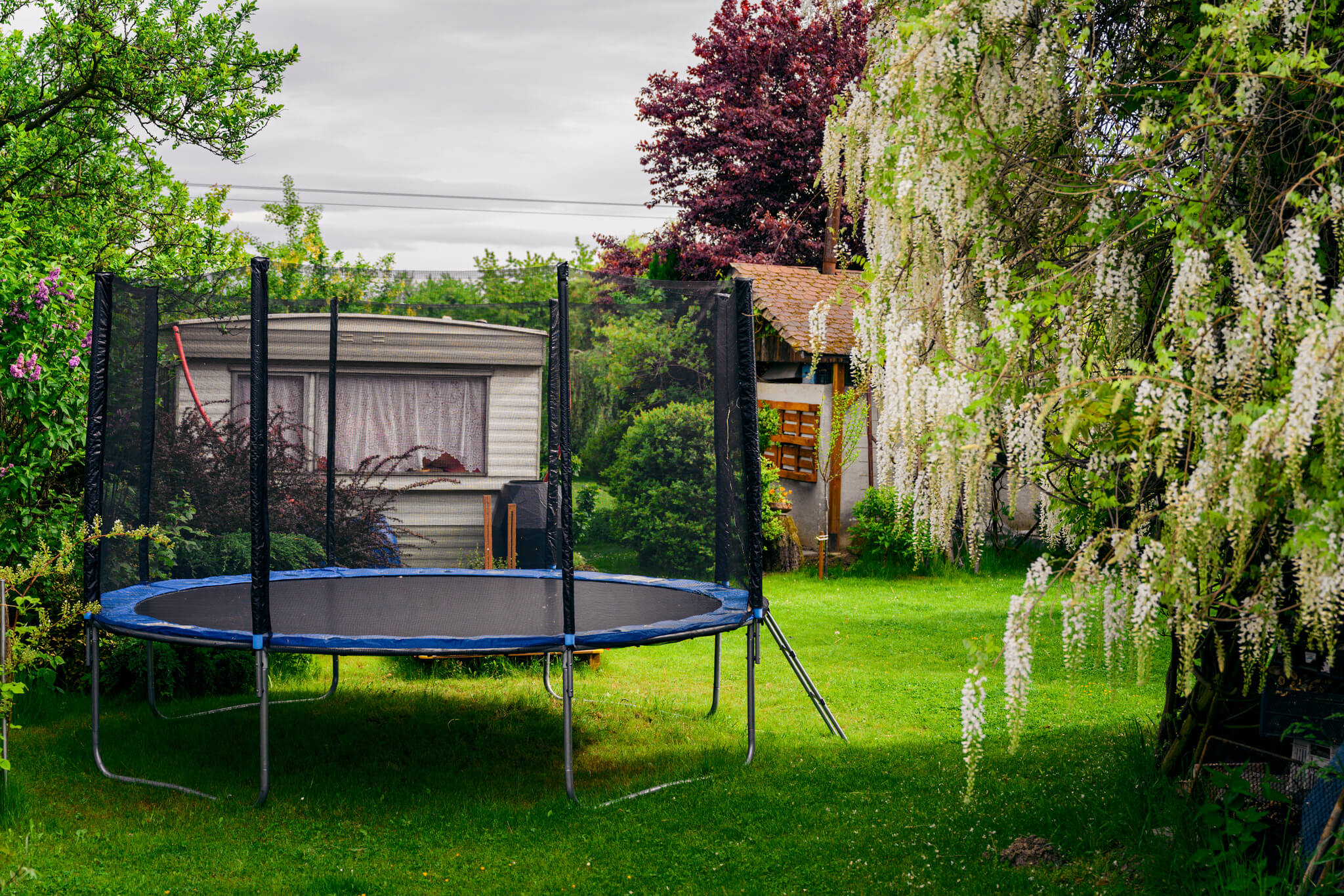 Trampolina ogrodowa, którą można złożyć i schować na zimę