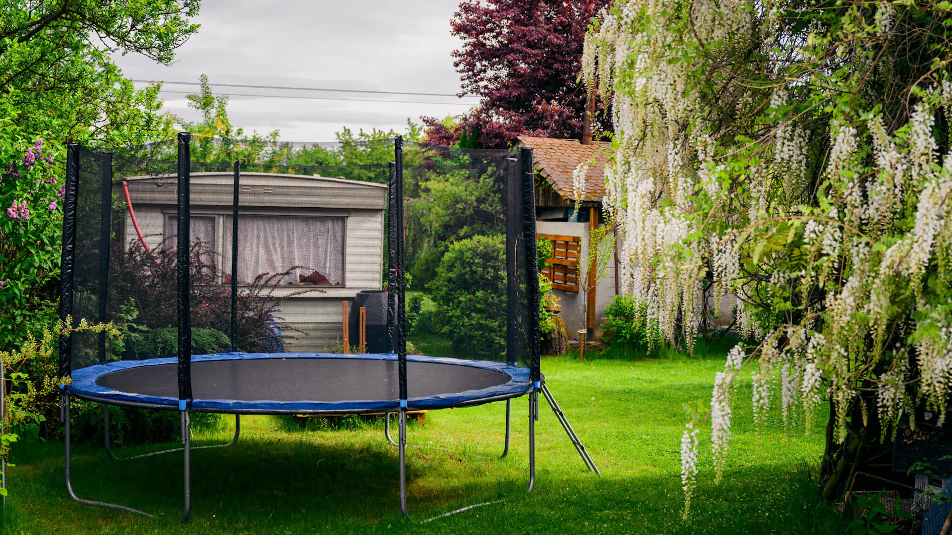 Trampolina ogrodowa, którą można złożyć i schować na zimę