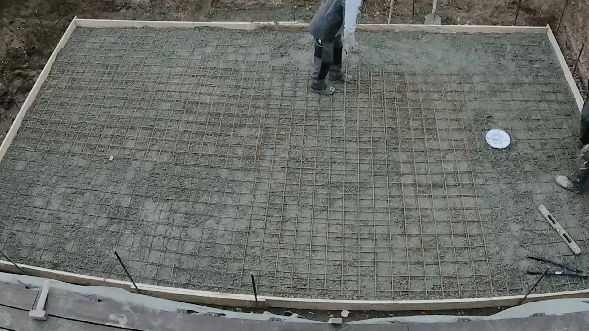 Beton na siatce zbrojeniowej utworzy płytę denną basenu ogrodowego