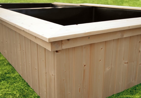Podwyższone oczko DIY z obudową z surowego drewna.